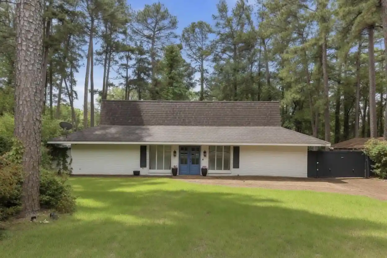 Photo 1 of Single family home for sale at 6735 Poplar Pike, Memphis, TN 38119 | MLS# 10223084 | Listing updated on 2026-09-14