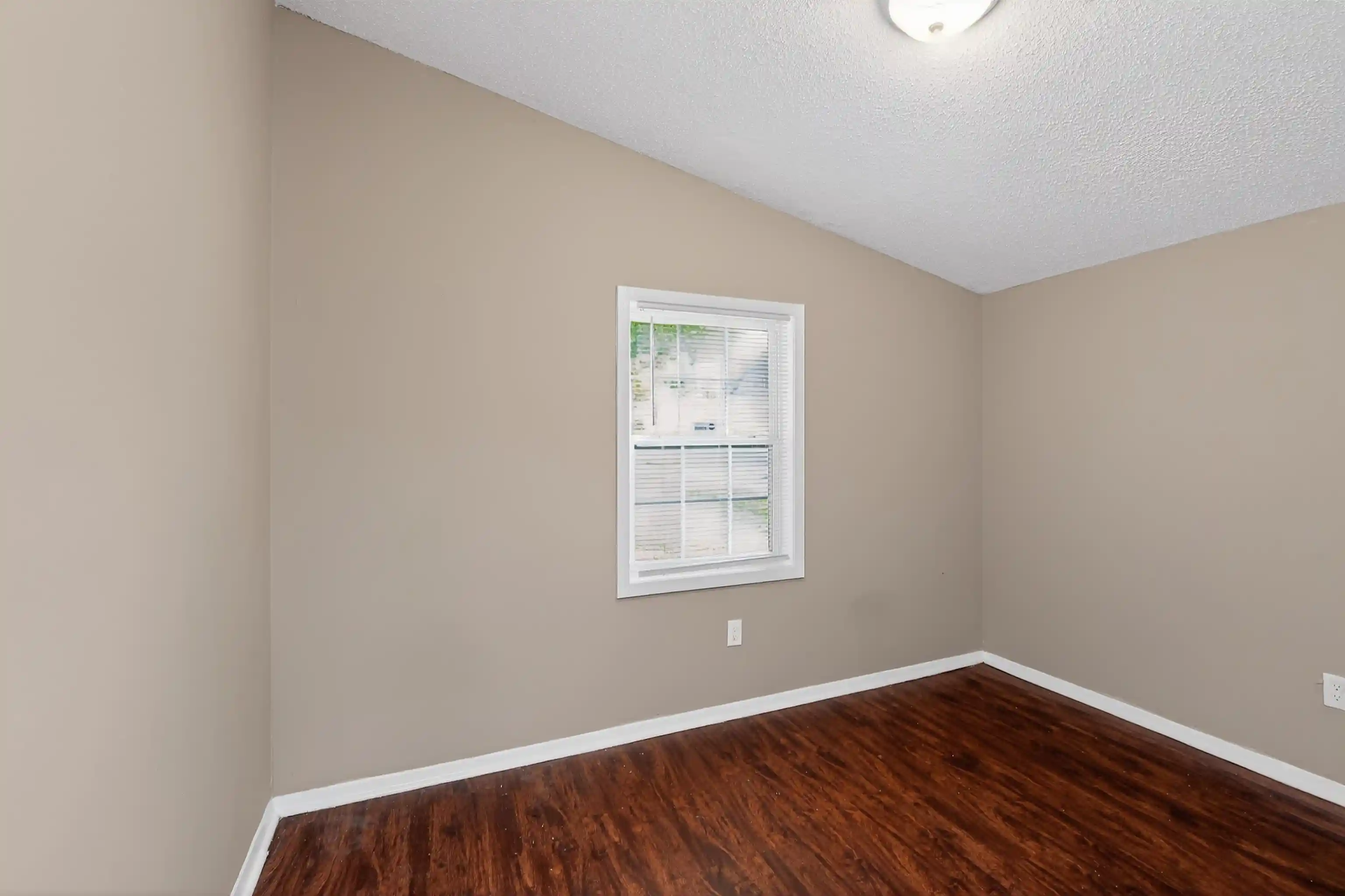 Photo 2 of Sale Pending at 564 Hemsley Ave, Memphis, TN 38109 | MLS# 10223255 | Listing updated on 2026-10-08