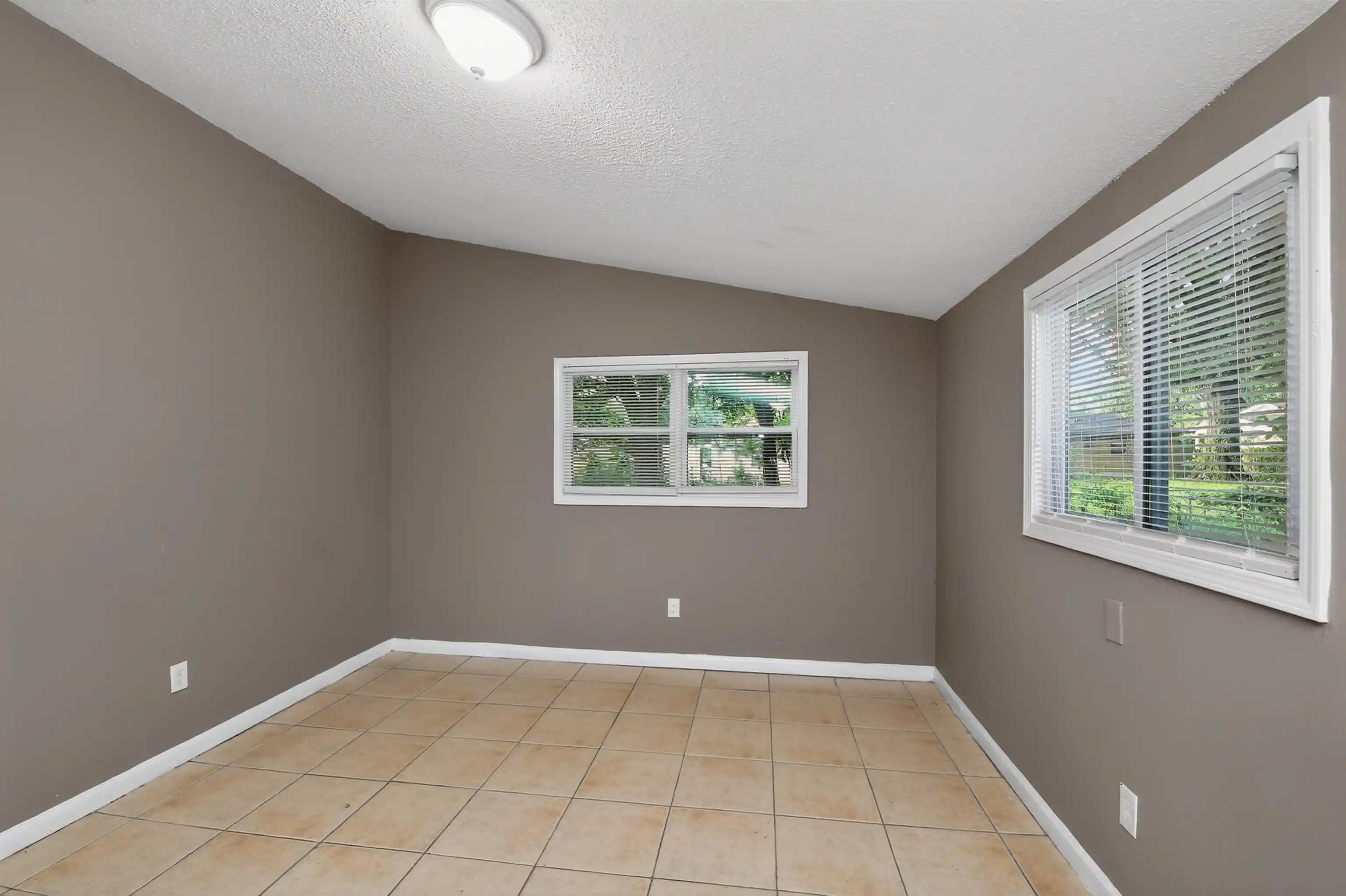 Photo 3 of Sale Pending at 564 Hemsley Ave, Memphis, TN 38109 | MLS# 10223255 | Listing updated on 2026-10-08