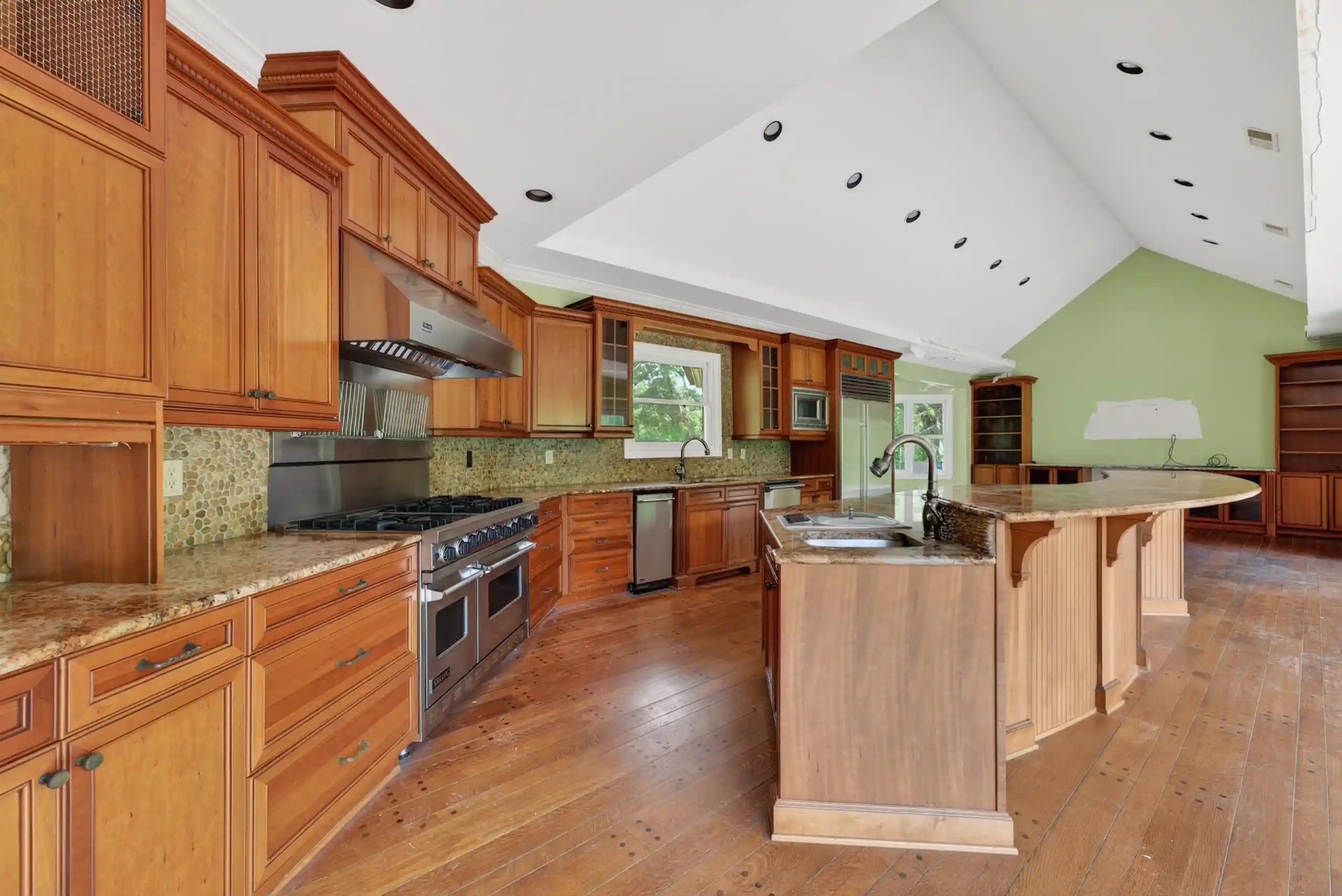 Photo 3 of Mansion for sale at 530 W Raines Rd, Memphis, TN 38109 | MLS# 10223571 | Listing updated on 2026-10-02