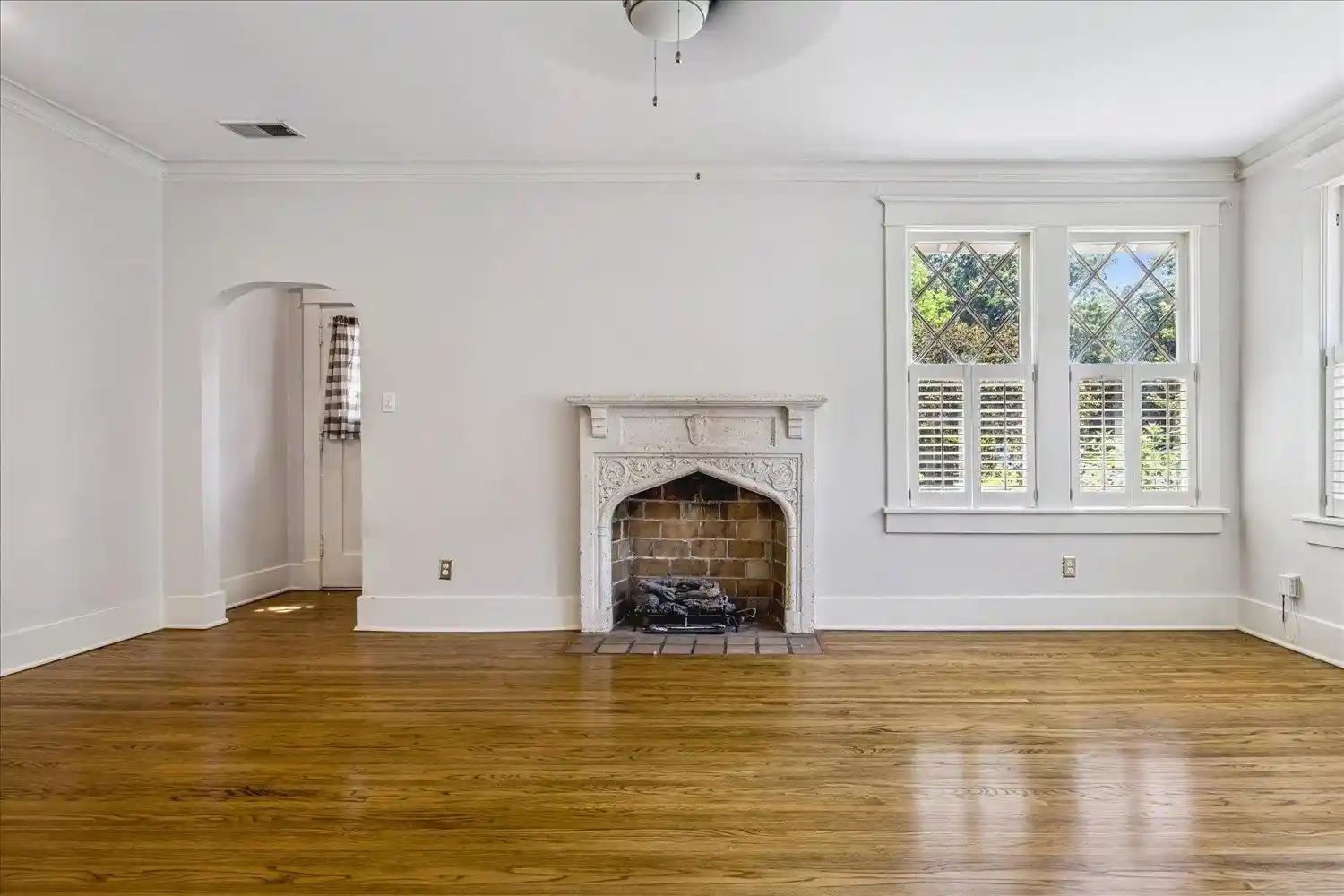 Photo 3 of Single family home for sale at 2126 University Cir, Memphis, TN 38112 | MLS# 10223576 | Listing updated on 2026-08-26