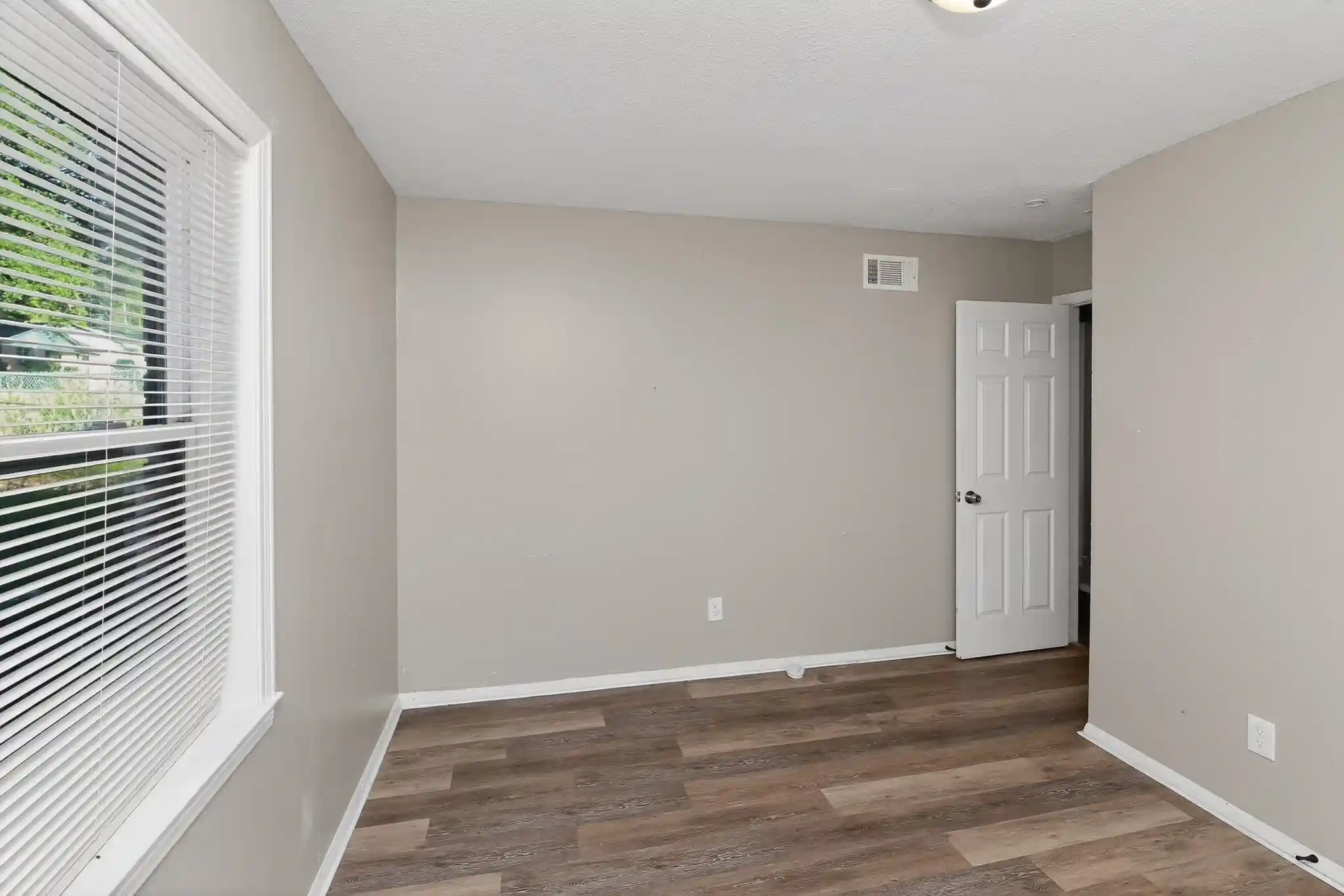 Photo 4 of Single family home for sale at 4243 Brookway St, Memphis, TN 38109 | MLS# 10223816 | Listing updated on 2026-09-04