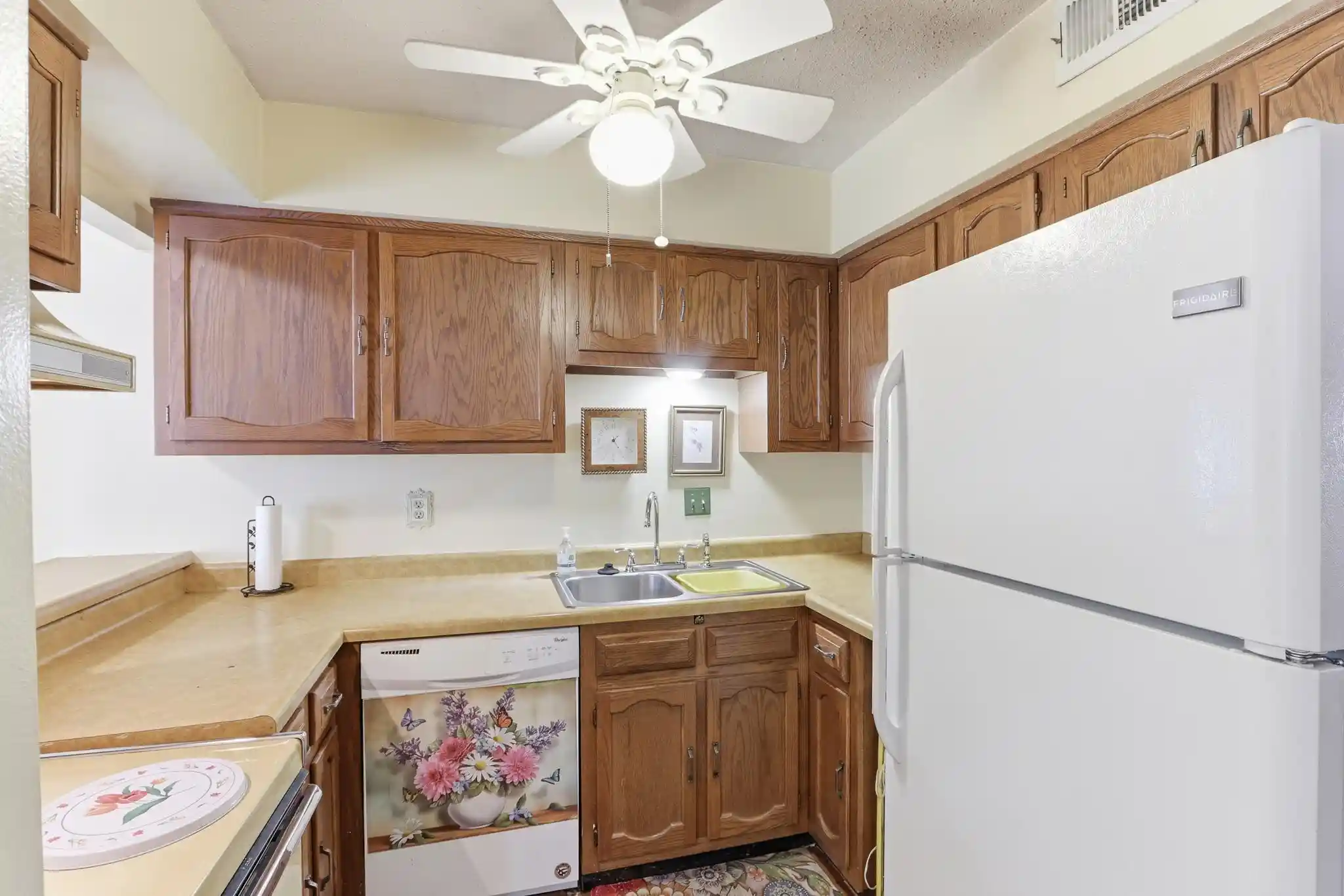 Listing Photo 2 - Condo for sale in building located at 4014 Graham Oaks Ct, Memphis, TN 38122 - Unit #9