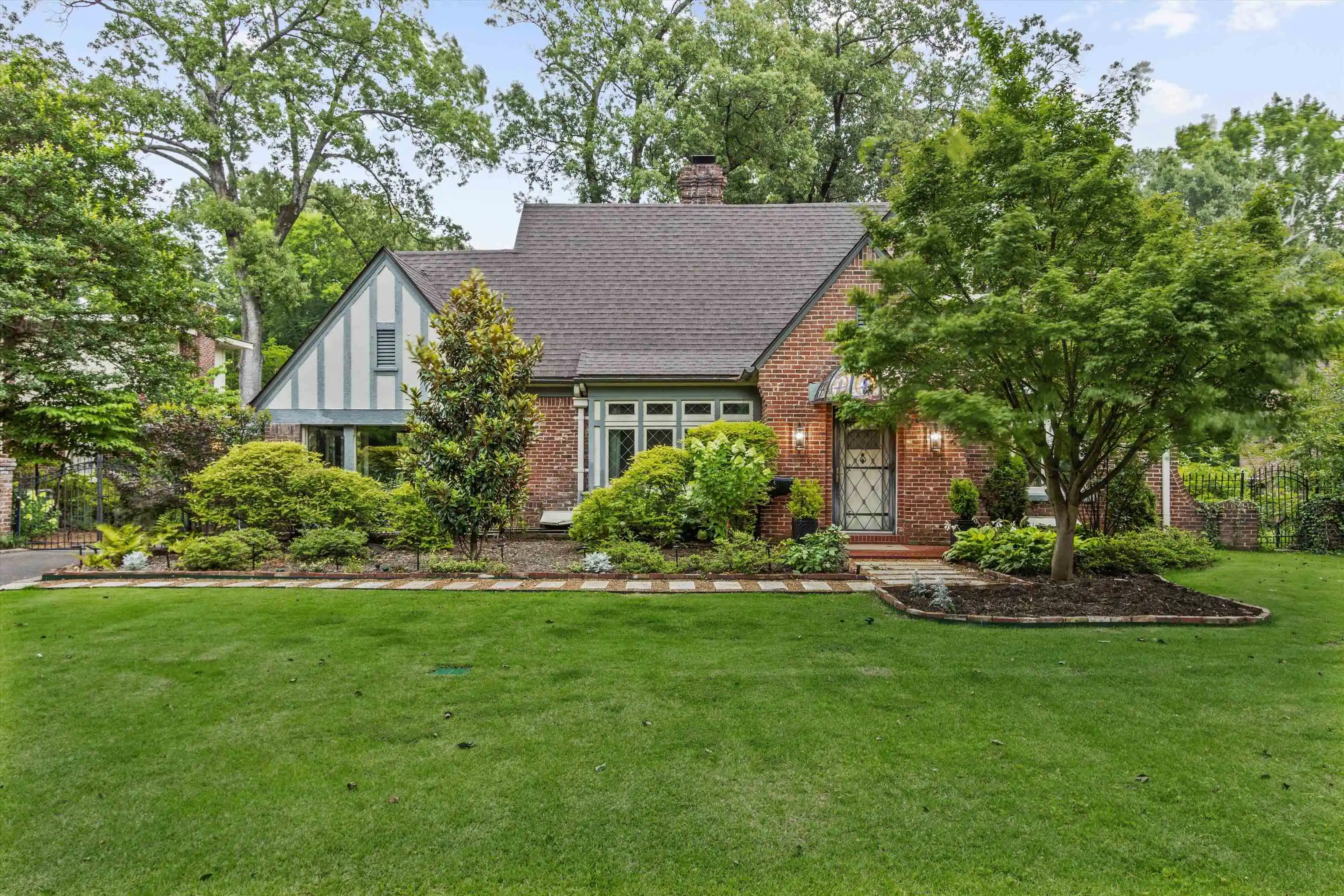 Photo 1 of Single family home for sale at 624 N Trezevant St, Memphis, TN 38112 | MLS# 10224040 | Listing updated on 2026-08-08