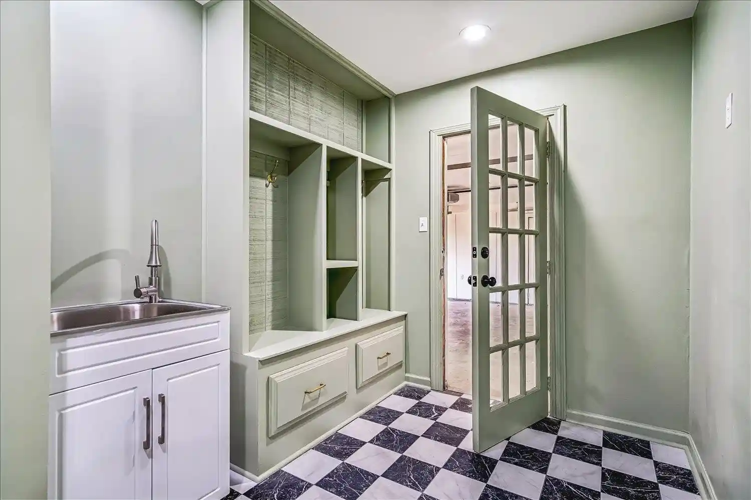 Photo 3 of Single family home for sale at 2040 Ridgeway Rd, Memphis, TN 38119 | MLS# 10224189 | Listing updated on 2026-09-02