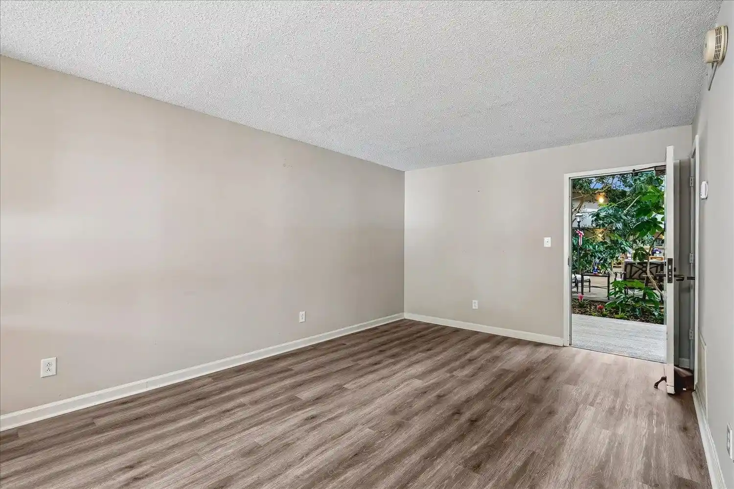 Photo 3 of Sale Pending at 3589 Covington Pike #112, Memphis, TN 38128 | MLS# 10224455 | Listing updated on 2026-08-31