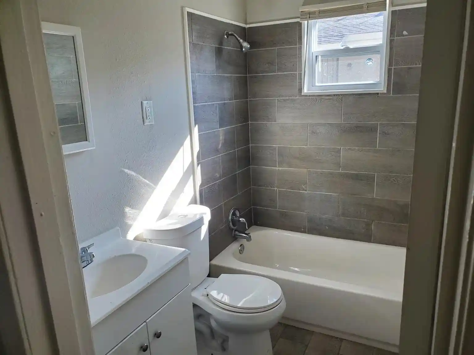 Listing Photo 4 - Condo for sale in building located at 3038-3040 Sinclair St, Memphis, TN 38127