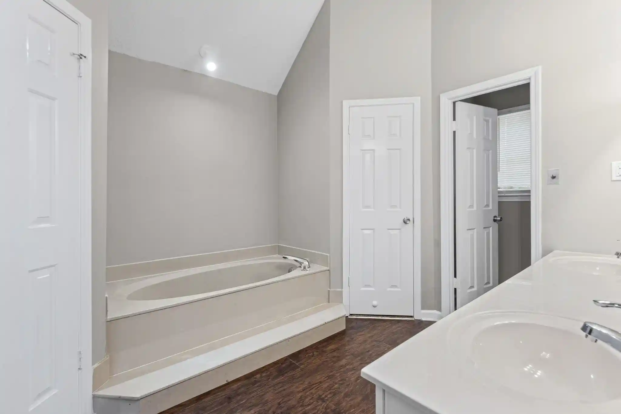 Photo 4 of Single family home for sale at 3990 Clubview Dr, Memphis, TN 38125 | MLS# 10224589 | Listing updated on 2026-09-11