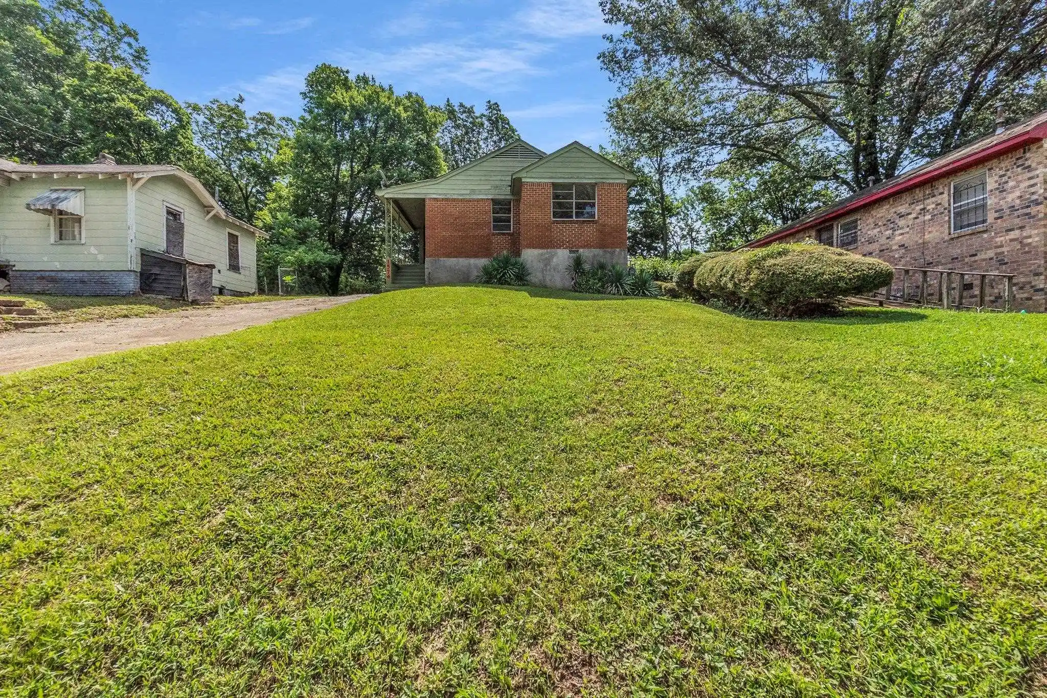Photo 1 of Single family home for sale at 1574 Leland St, Memphis, TN 38106 | MLS# 10224611 | Listing updated on 2026-09-08