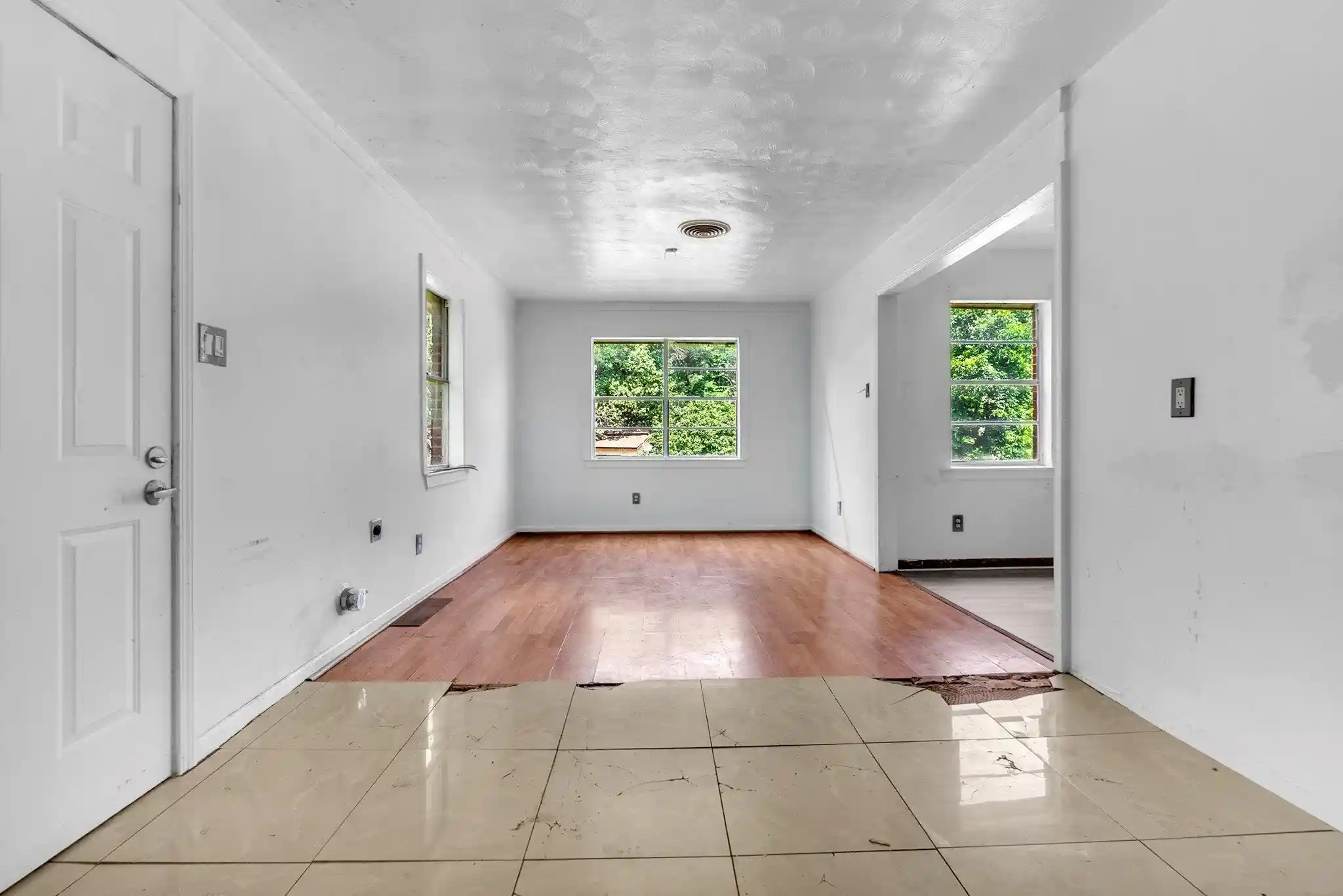 Photo 3 of Single family home for sale at 1574 Leland St, Memphis, TN 38106 | MLS# 10224611 | Listing updated on 2026-09-08