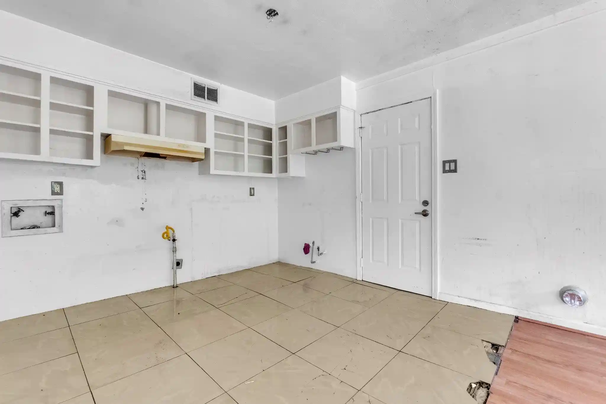 Photo 3 of Single family home for sale at 1574 Leland St, Memphis, TN 38106 | MLS# 10224611 | Listing updated on 2026-09-08