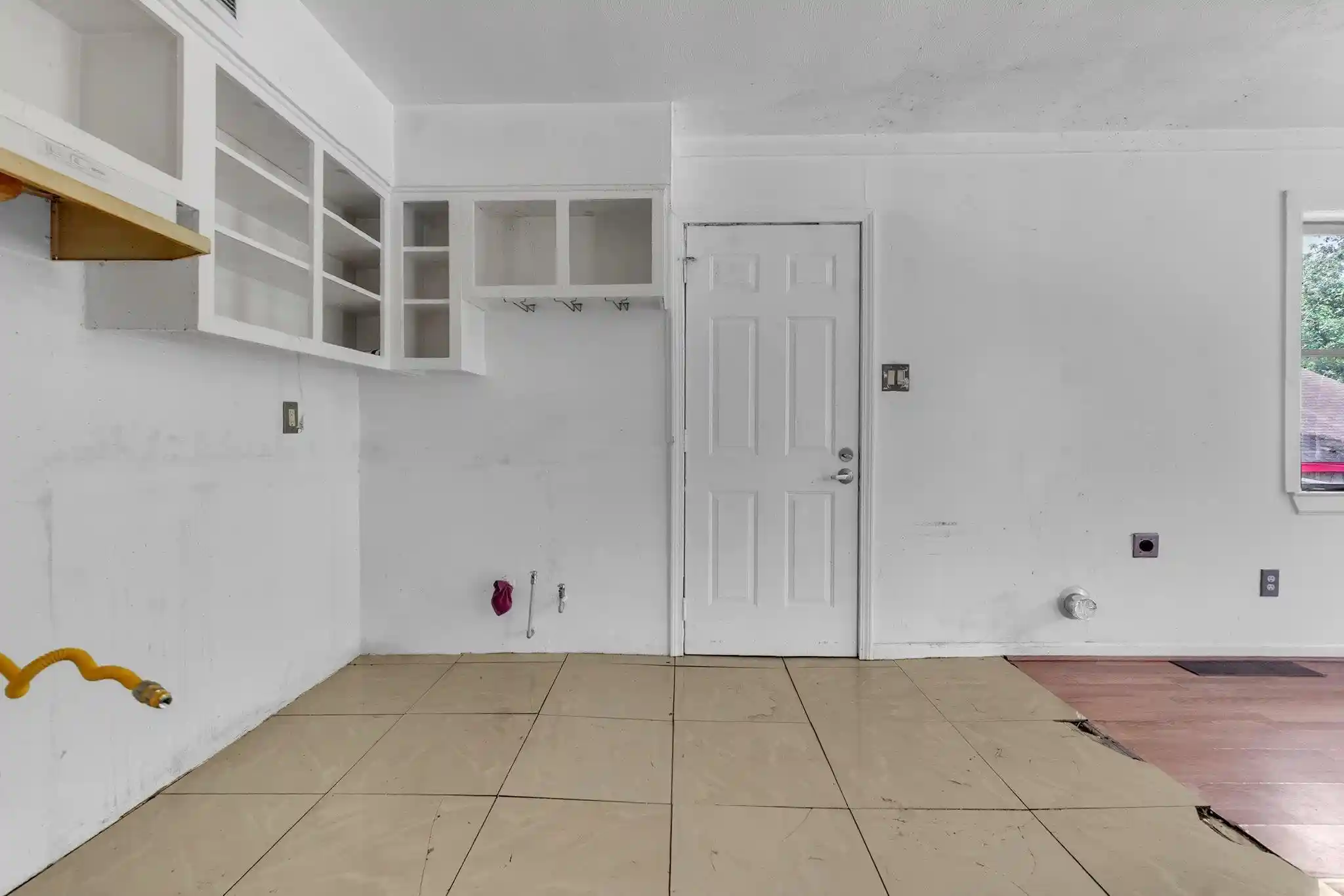 Photo 4 of Single family home for sale at 1574 Leland St, Memphis, TN 38106 | MLS# 10224611 | Listing updated on 2026-09-08