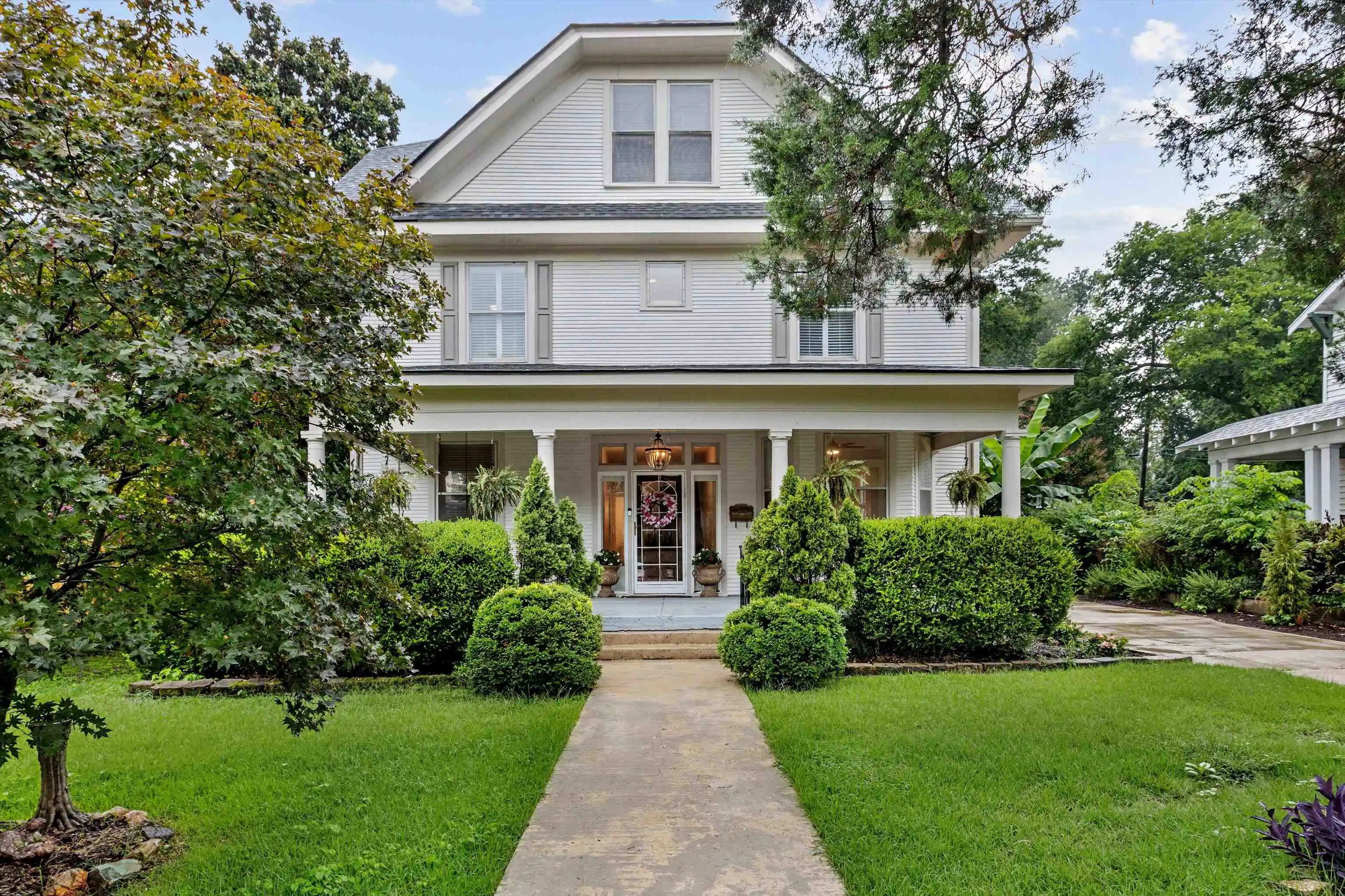 Photo 1 of Single family home for sale at 2025 Central Ave, Memphis, TN 38104 | MLS# 10224951 | Listing updated on 2026-09-03
