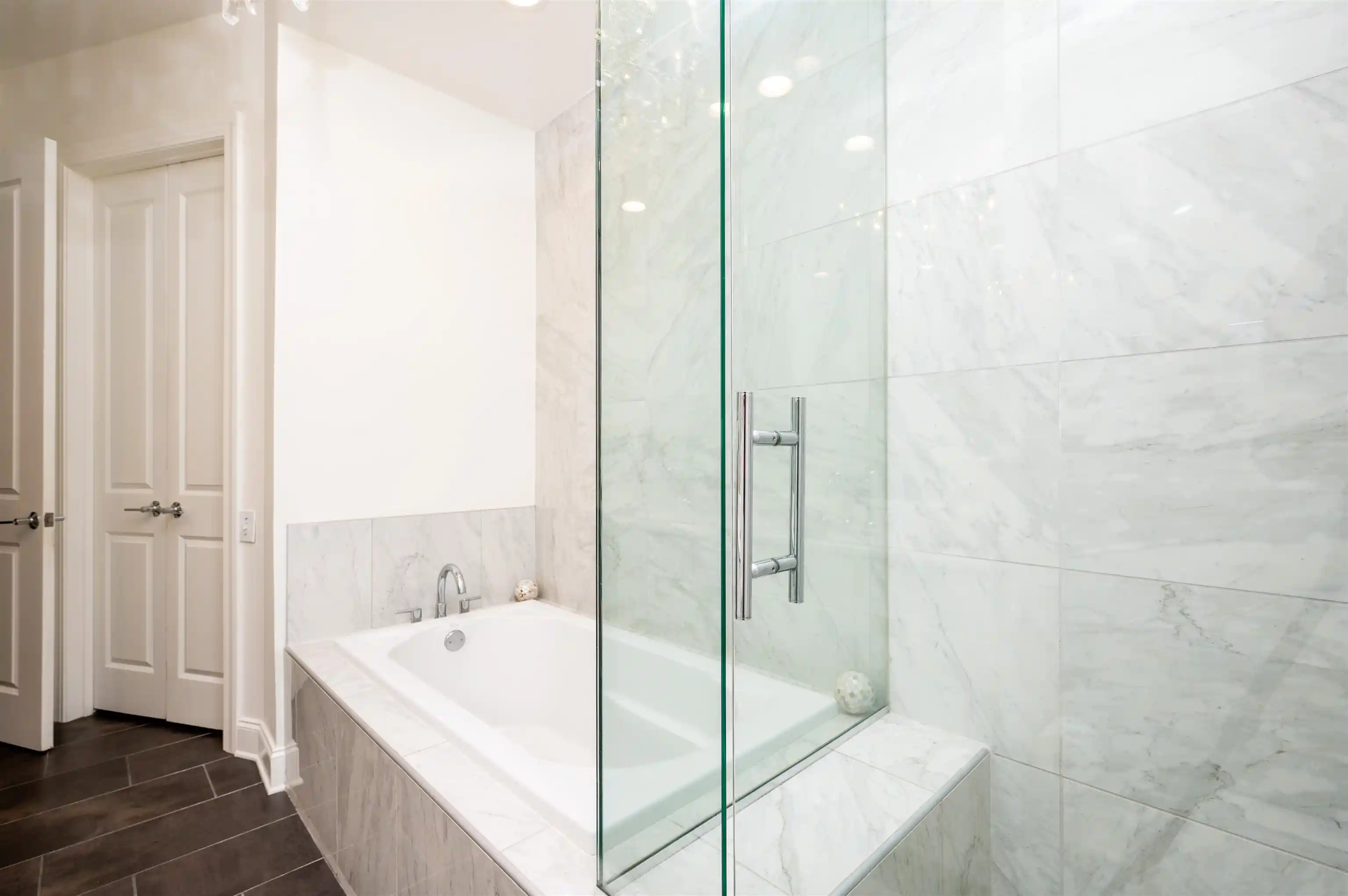 Photo 3 of Condo for sale at 717 S Riverside Dr #903, Memphis, TN 38103 | MLS# 10224966 | Listing updated on 2026-09-21