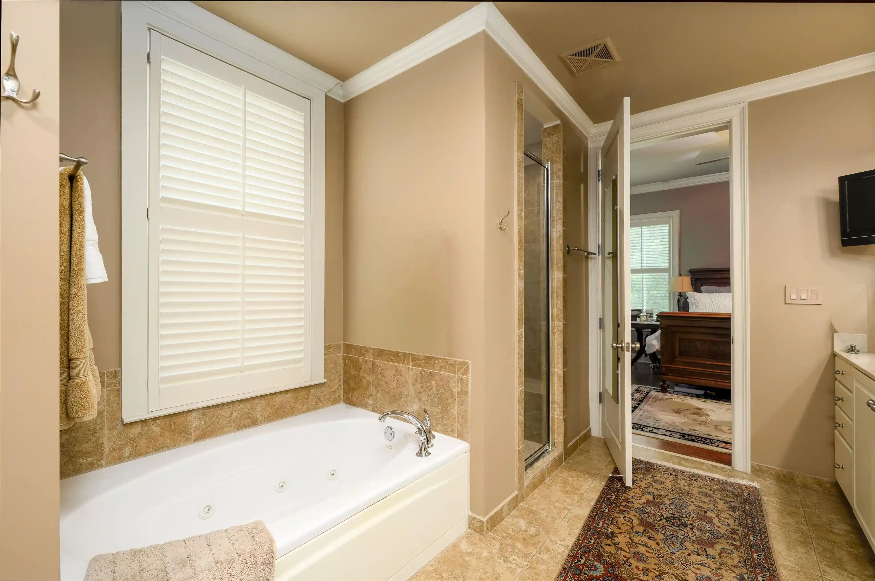 Photo 4 of Condo for sale at 5204 Lexington Clb Cv #301, Memphis, TN 38117 | MLS# 10225048 | Listing updated on 2026-09-10