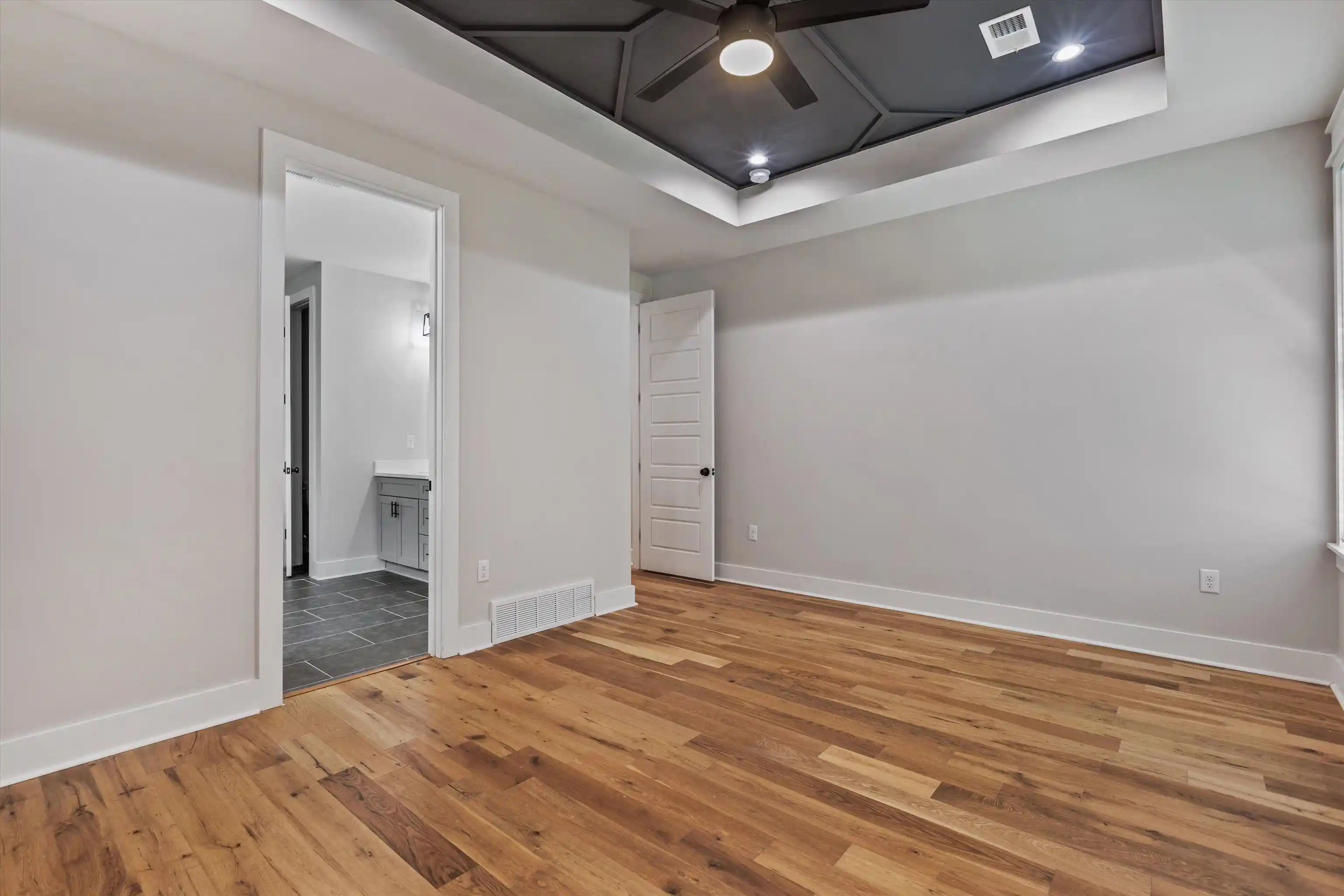 Photo 3 of Single family home for sale at 323 Williford St, Memphis, TN 38112 | MLS# 10225078 | Listing updated on 2026-09-04