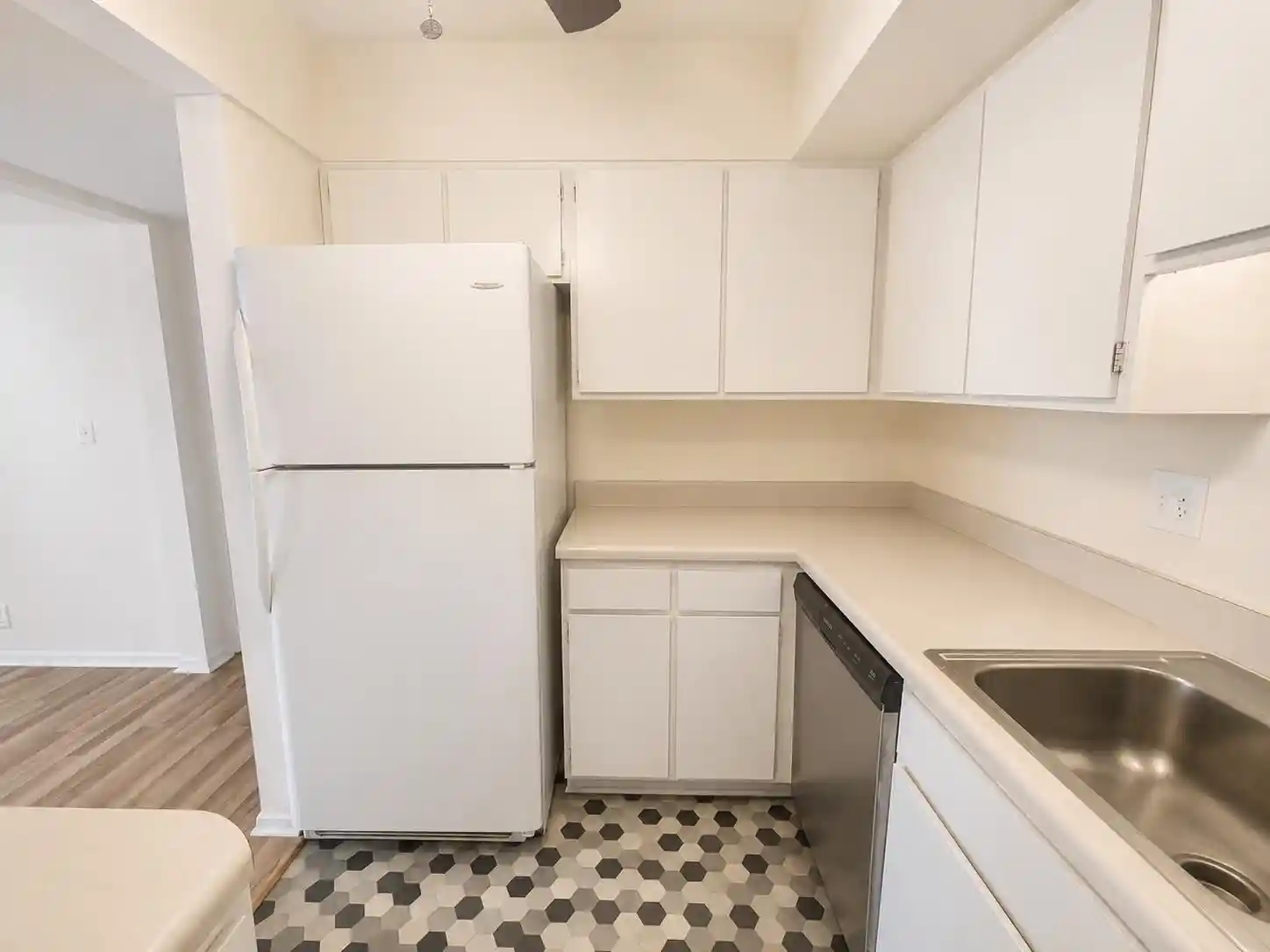 2nd image of 6588 S Poplar Woods Cir, Germantown, TN 38138