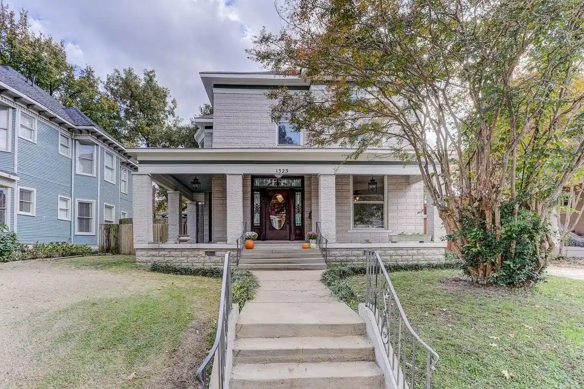 Photo 1 of Single family home for sale at 1323 Carr Ave, Memphis, TN 38104 | MLS# 10225240 | Listing updated on 2026-10-01