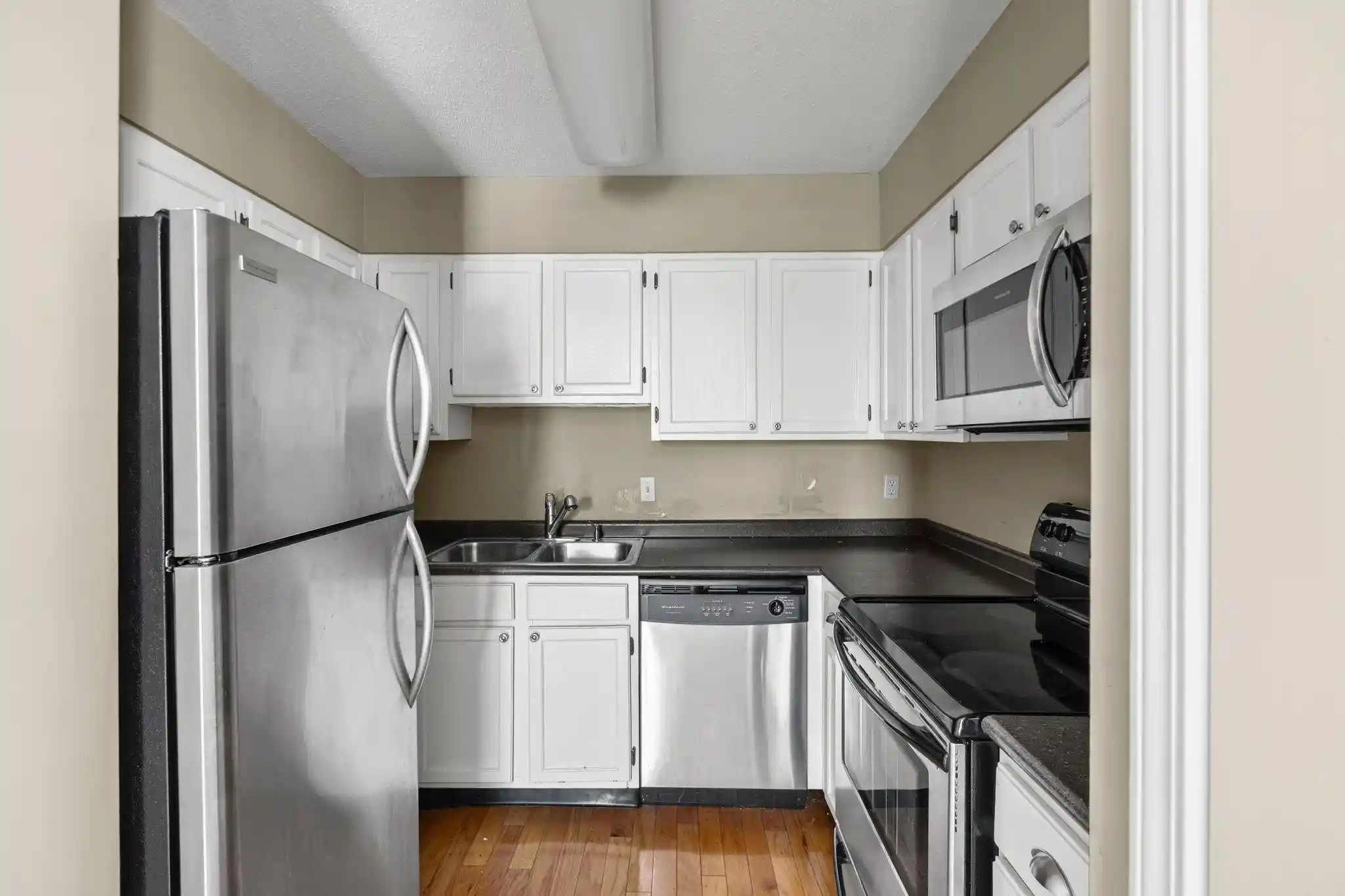 2nd image of Claridge House Condominiums, Memphis, TN 38103