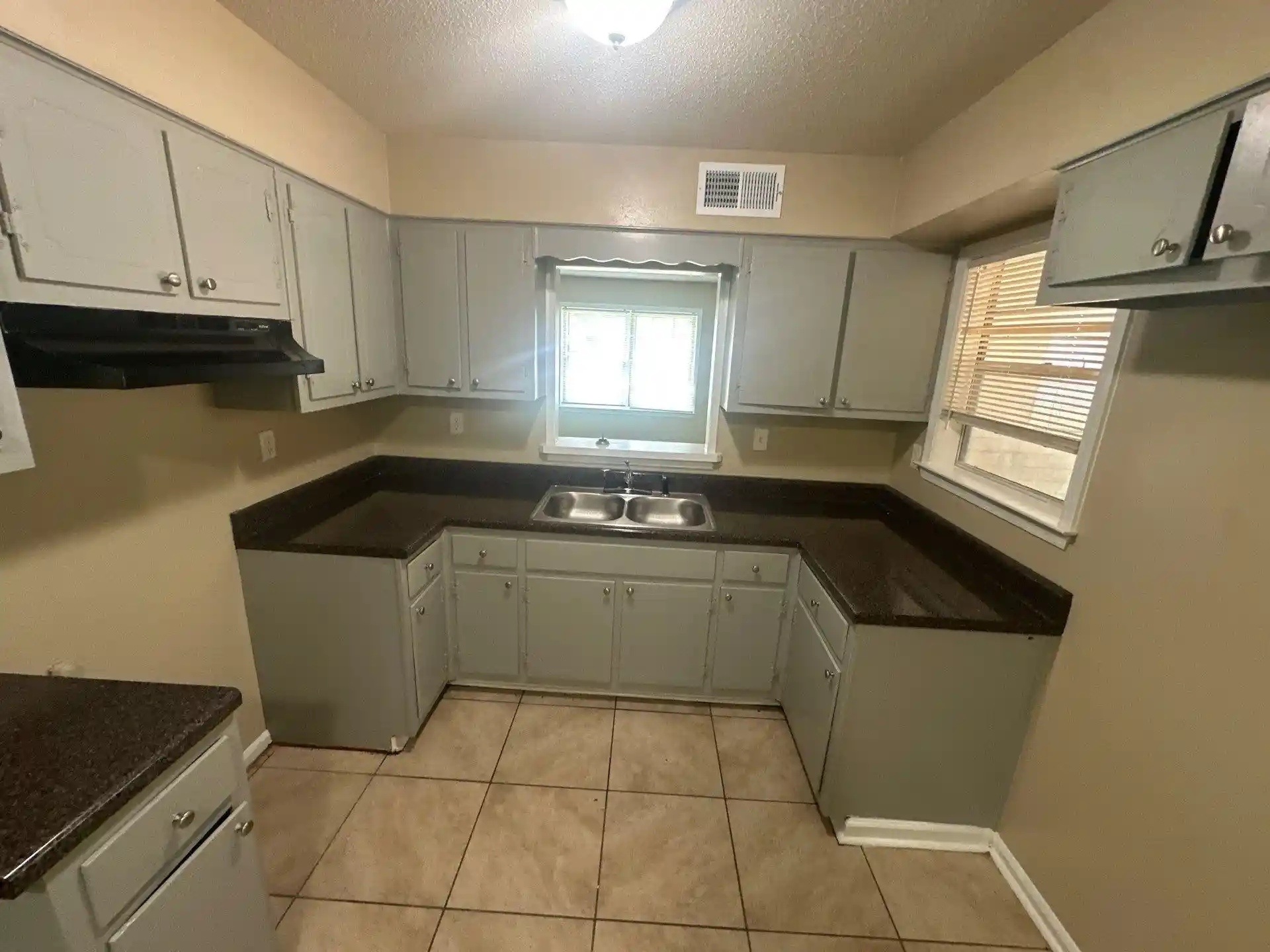 Photo 3 of Sale Pending at 2574 St Elmo Ave, Memphis, TN 38127 | MLS# 10225492 | Listing updated on 2026-10-08