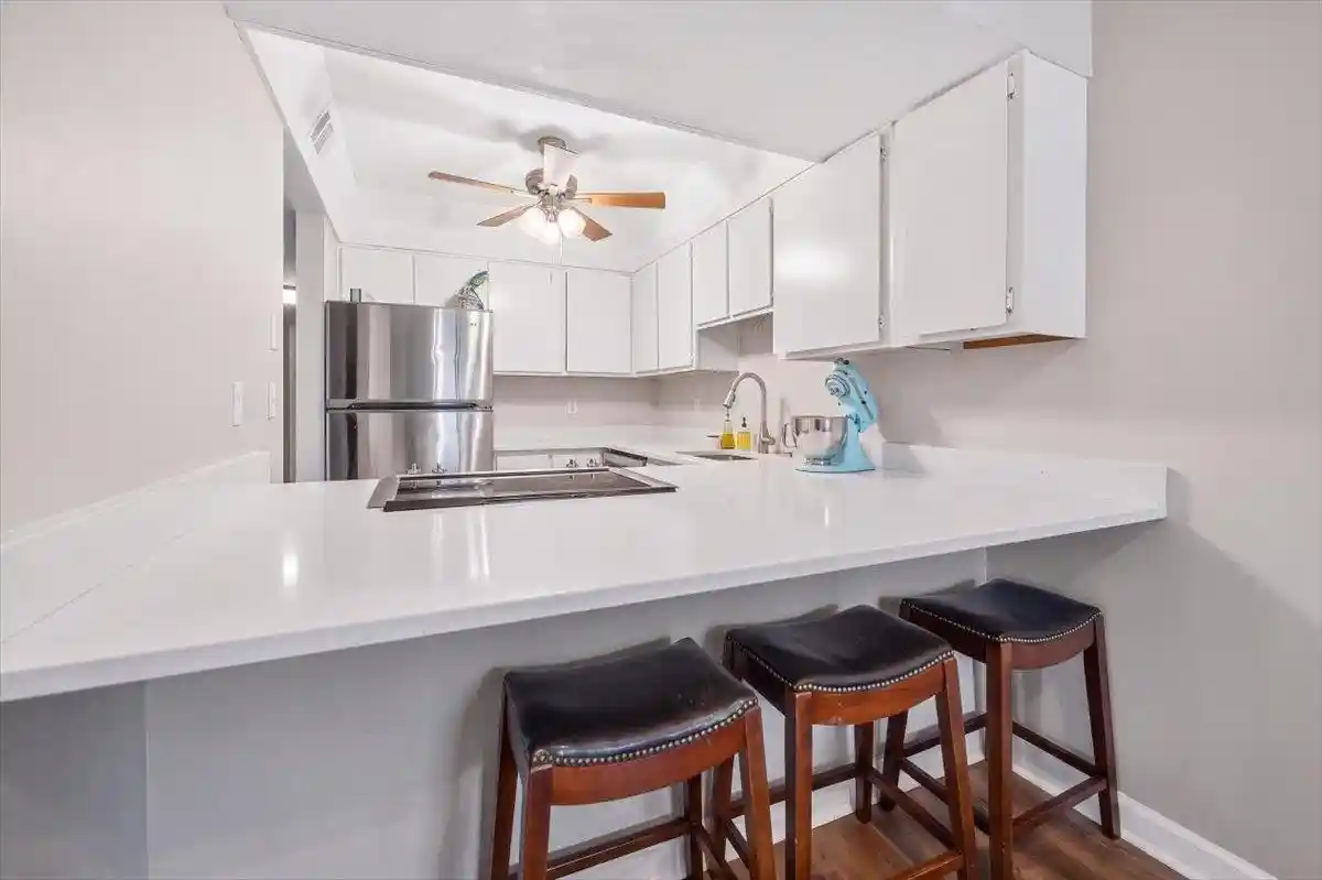 3rd image of 6633 S Poplar Woods Cir, Germantown, TN 38138