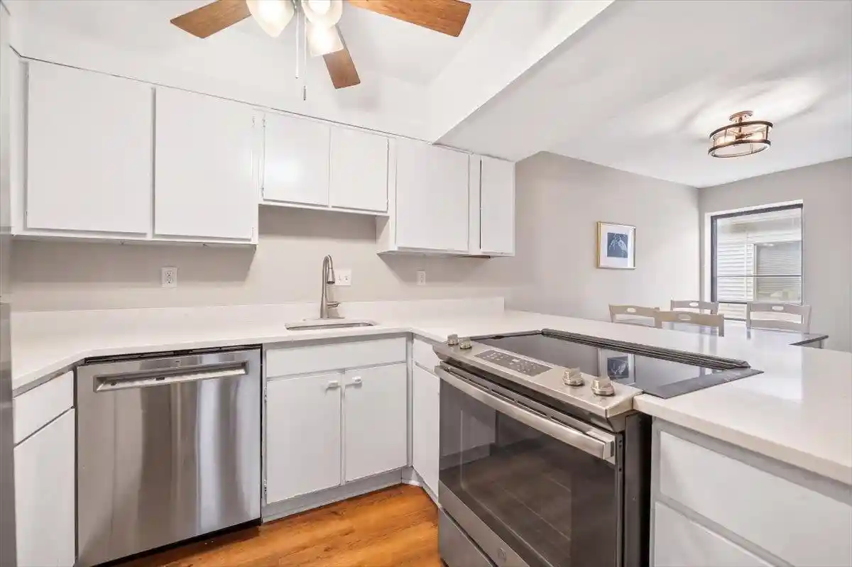 4th image of 6633 S Poplar Woods Cir, Germantown, TN 38138