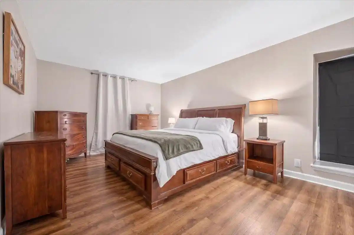 5th image of 6633 S Poplar Woods Cir, Germantown, TN 38138