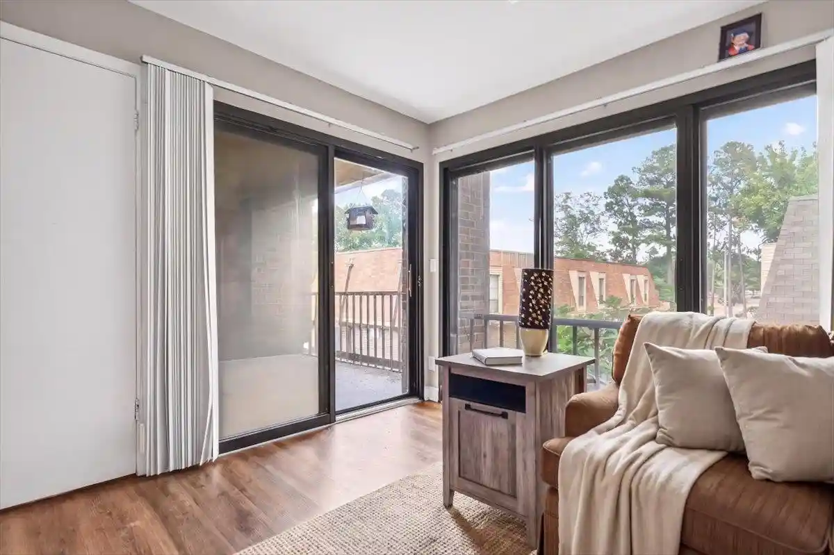 2nd image of 6633 S Poplar Woods Cir, Germantown, TN 38138