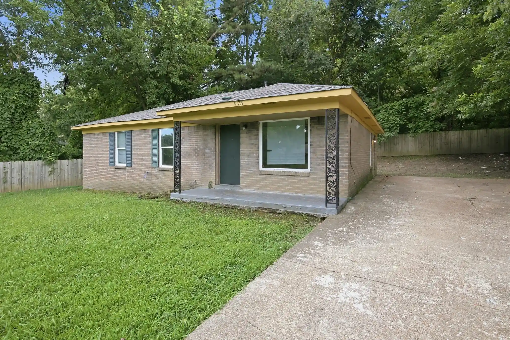Photo 1 of Single family home for sale at 975 Shadowline Dr, Memphis, TN 38109 | MLS# 10225882 | Listing updated on 2026-09-18