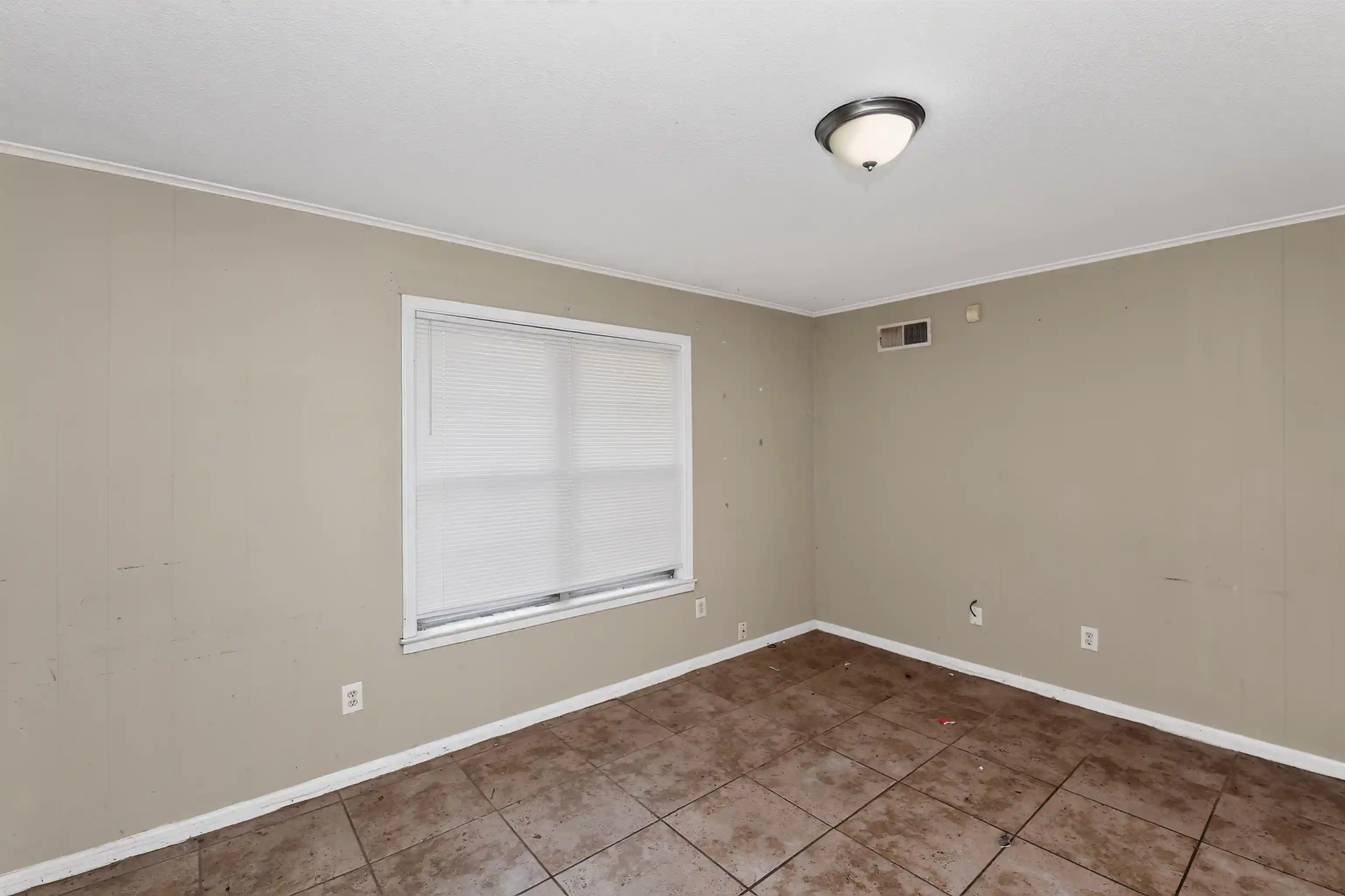 Photo 2 of Sale Pending at 1092 Quailrun Ln, Memphis, TN 38109 | MLS# 10225889 | Listing updated on 2026-09-10