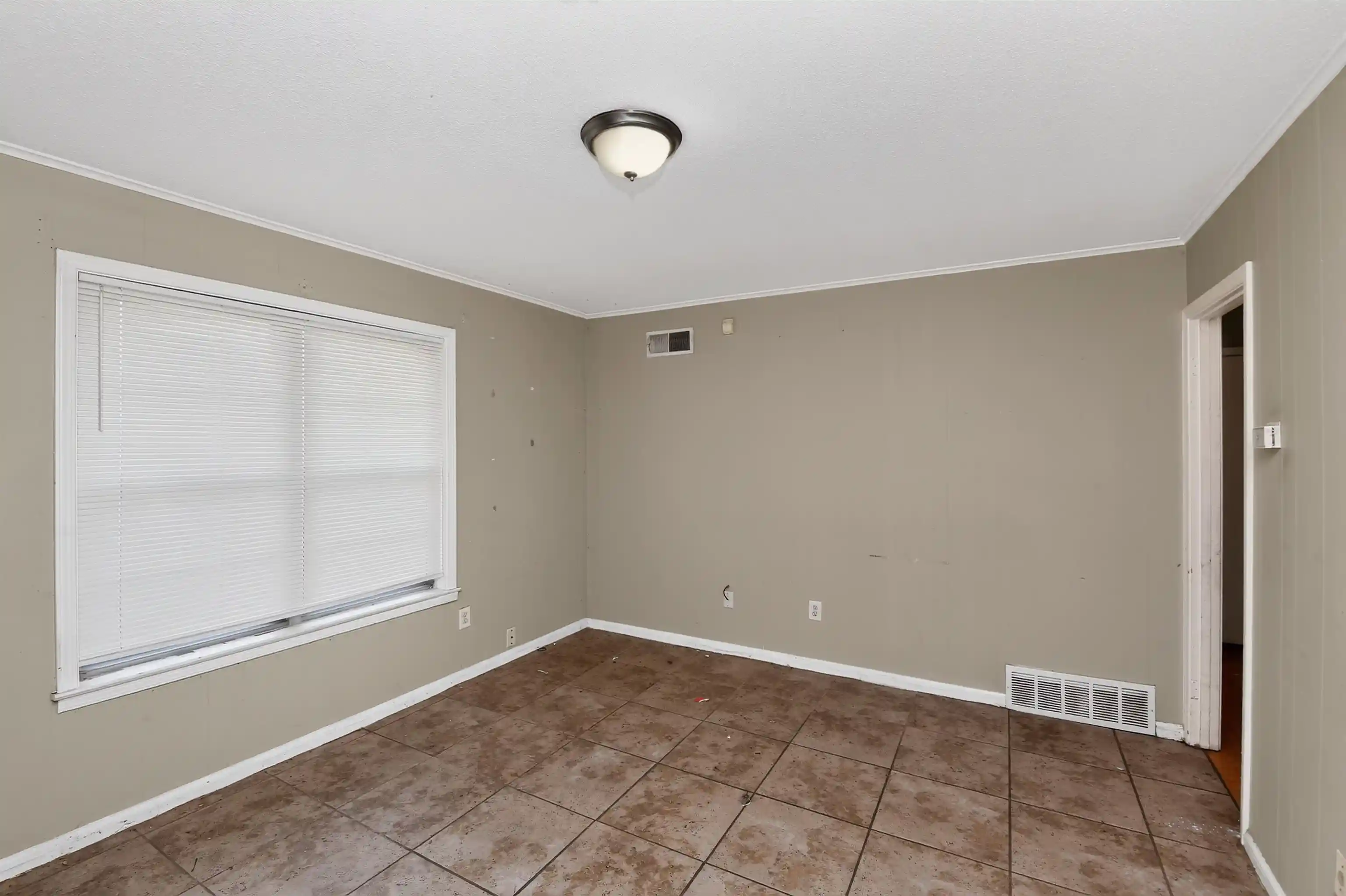 Photo 3 of Sale Pending at 1092 Quailrun Ln, Memphis, TN 38109 | MLS# 10225889 | Listing updated on 2026-09-10