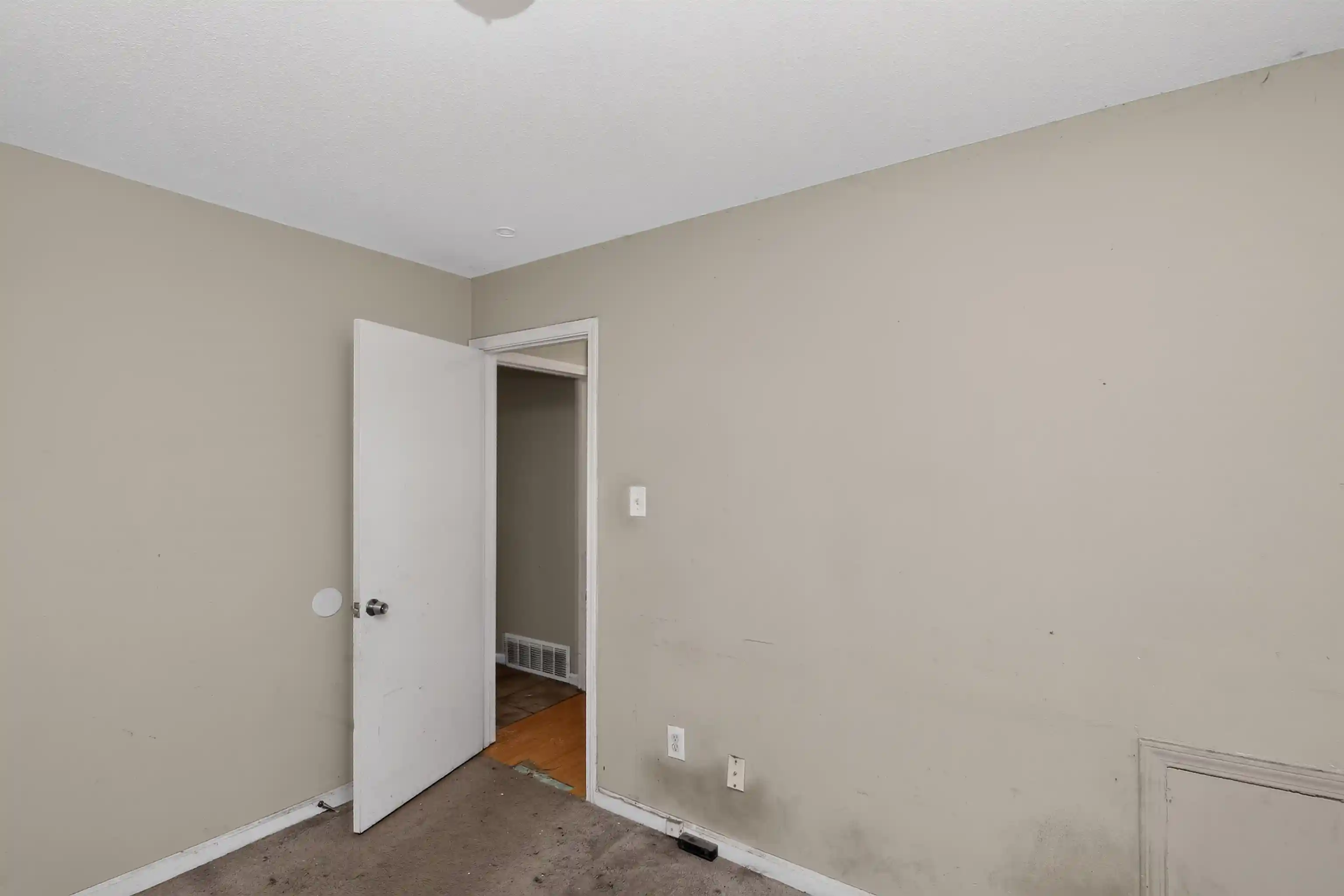 Photo 3 of Sale Pending at 1092 Quailrun Ln, Memphis, TN 38109 | MLS# 10225889 | Listing updated on 2026-09-10