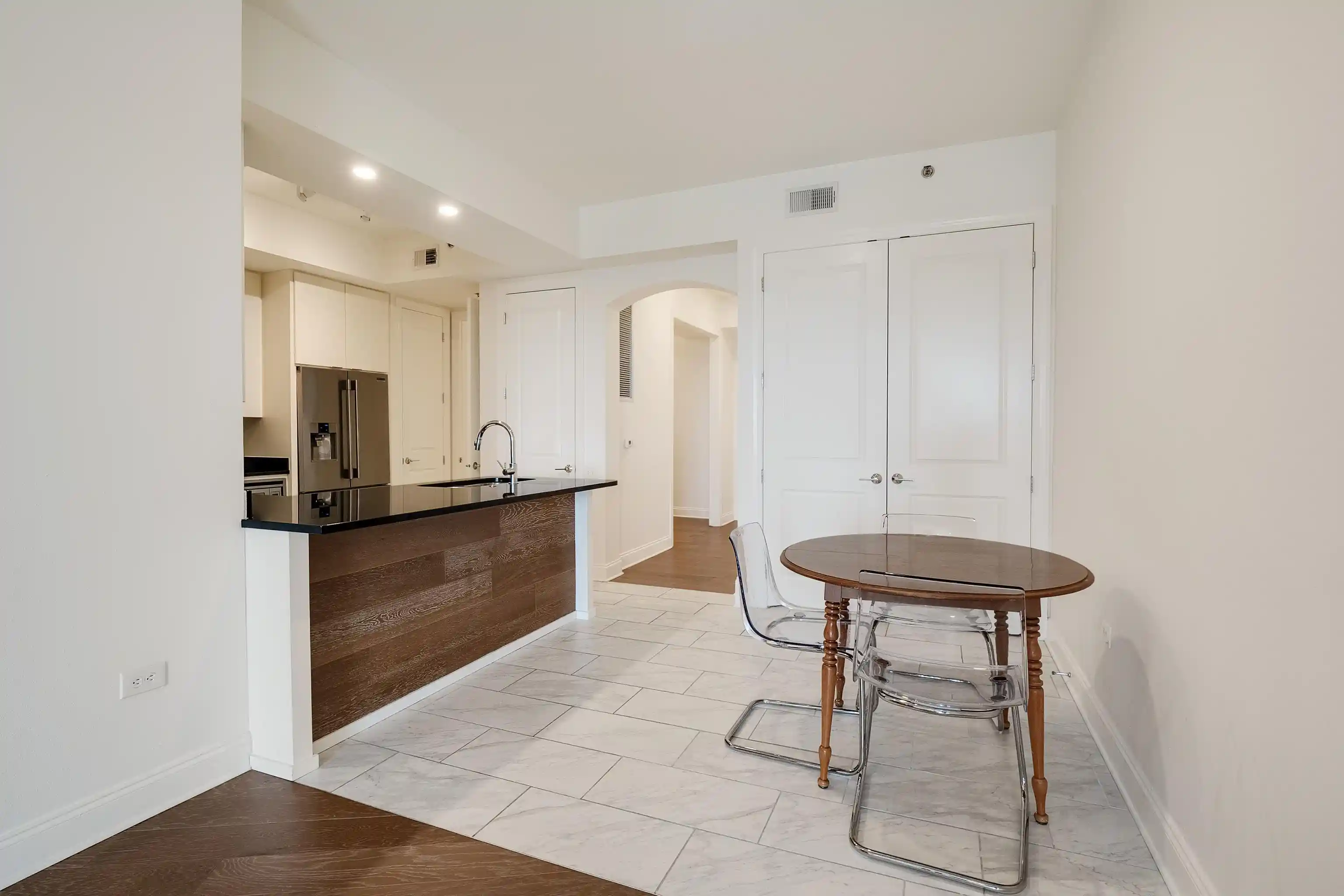 Photo 3 of Condo for sale at 717 Riverside Dr #1004, Memphis, TN 38103 | MLS# 10225949 | Listing updated on 2026-09-29