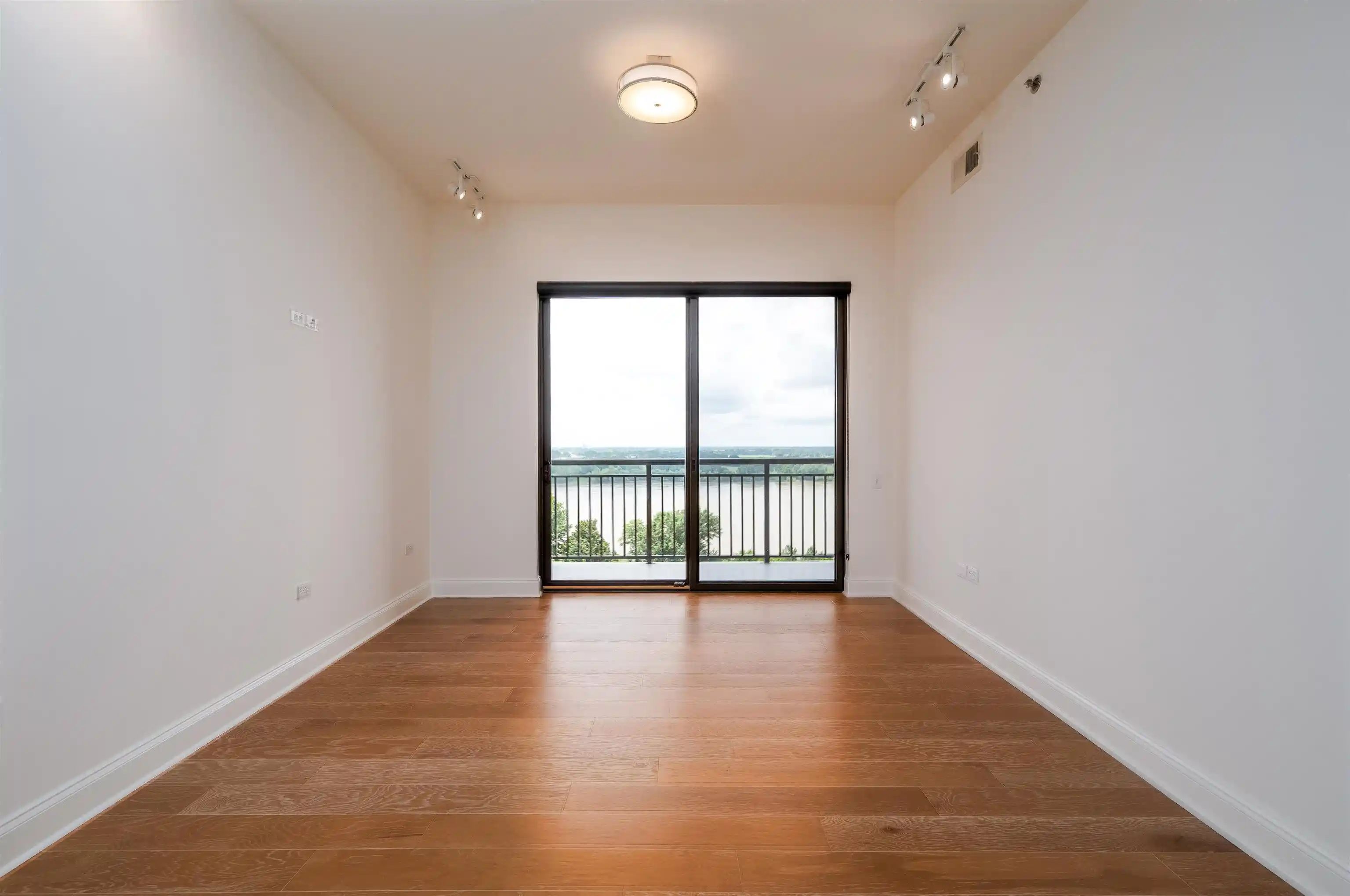 Photo 2 of Condo for sale at 717 S Riverside Dr #1108, Memphis, TN 38103 | MLS# 10226001 | Listing updated on 2026-09-21