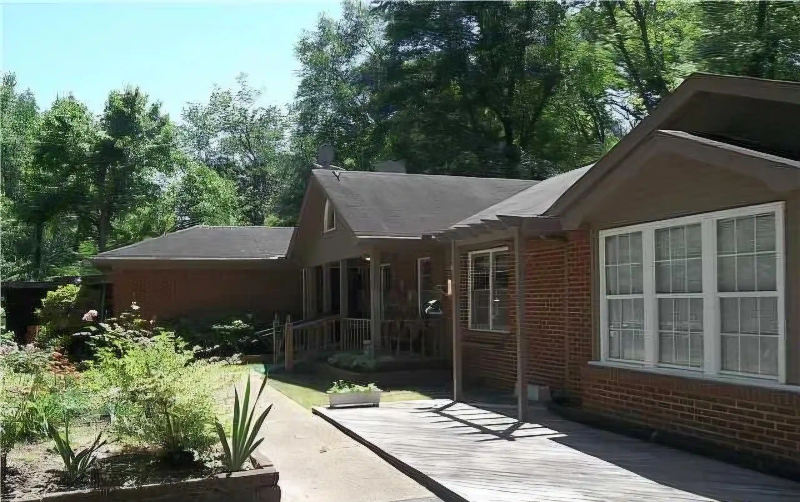 Photo 2 of Single family home for sale at 3877 Lakewood Dr, Memphis, TN 38128 | MLS# 10226229 | Listing updated on 2026-08-24