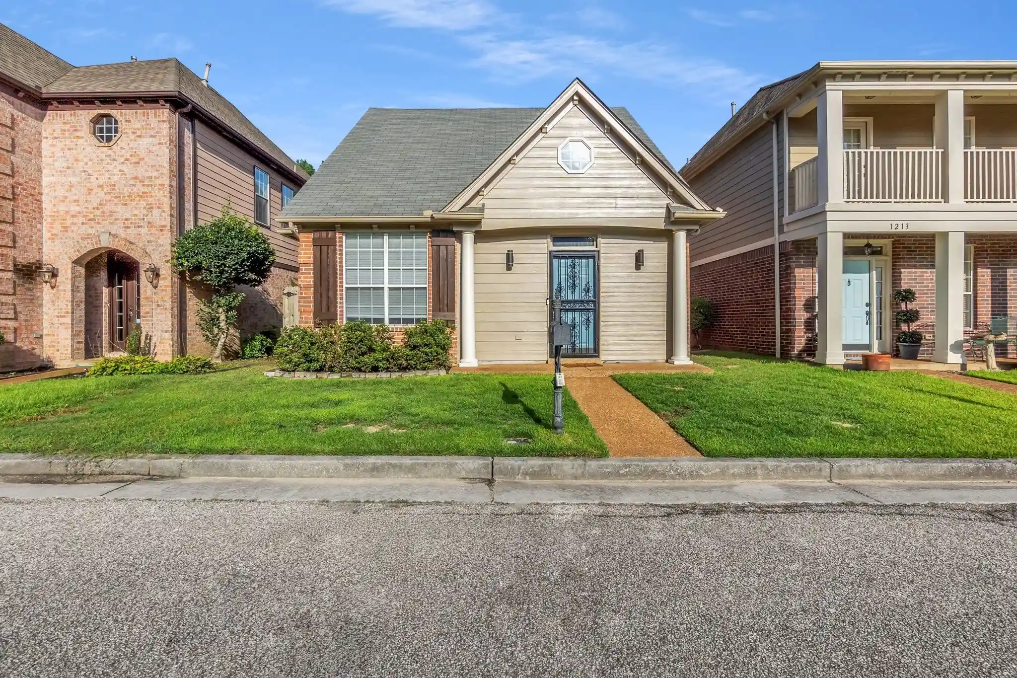 Photo 1 of Single family home for sale at 1209 Oak Crk Dr, Collierville, TN 38017 | MLS# 10226261 | Listing updated on 2026-10-06
