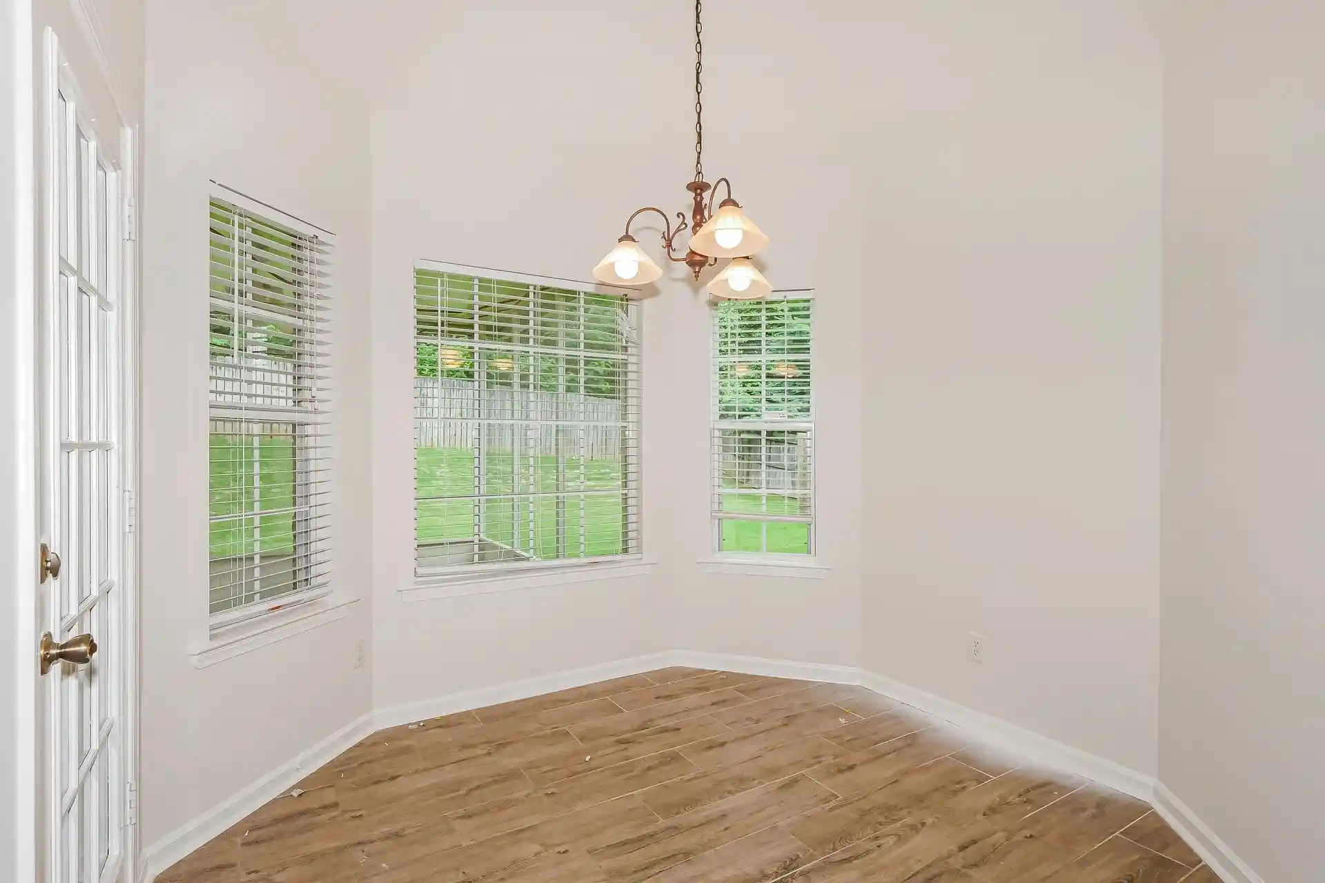 Photo 2 of Sale Pending at 5634 Tulip Grv Dr, Memphis, TN 38135 | MLS# 10226263 | Listing updated on 2026-09-10