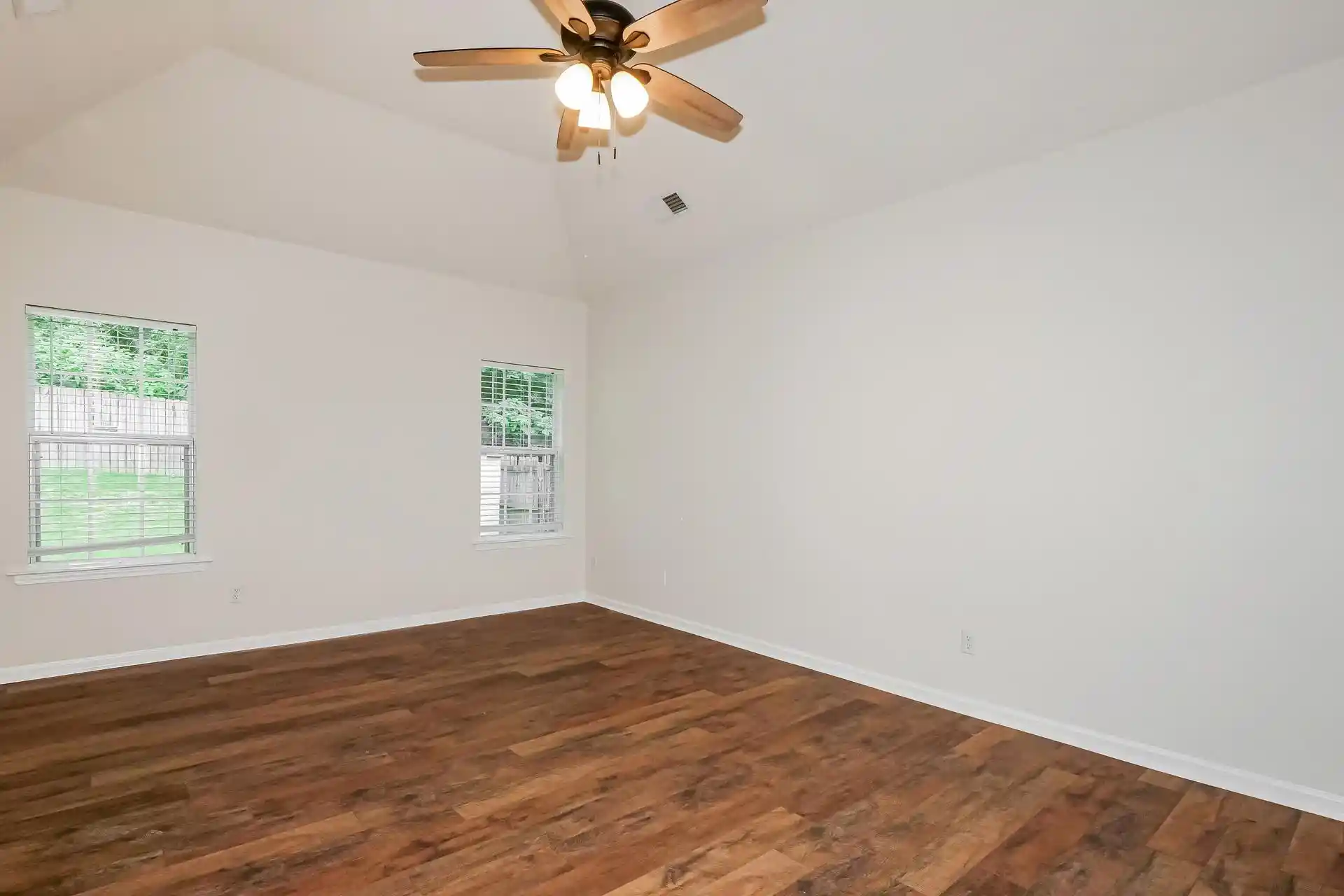 Photo 3 of Sale Pending at 5634 Tulip Grv Dr, Memphis, TN 38135 | MLS# 10226263 | Listing updated on 2026-09-10