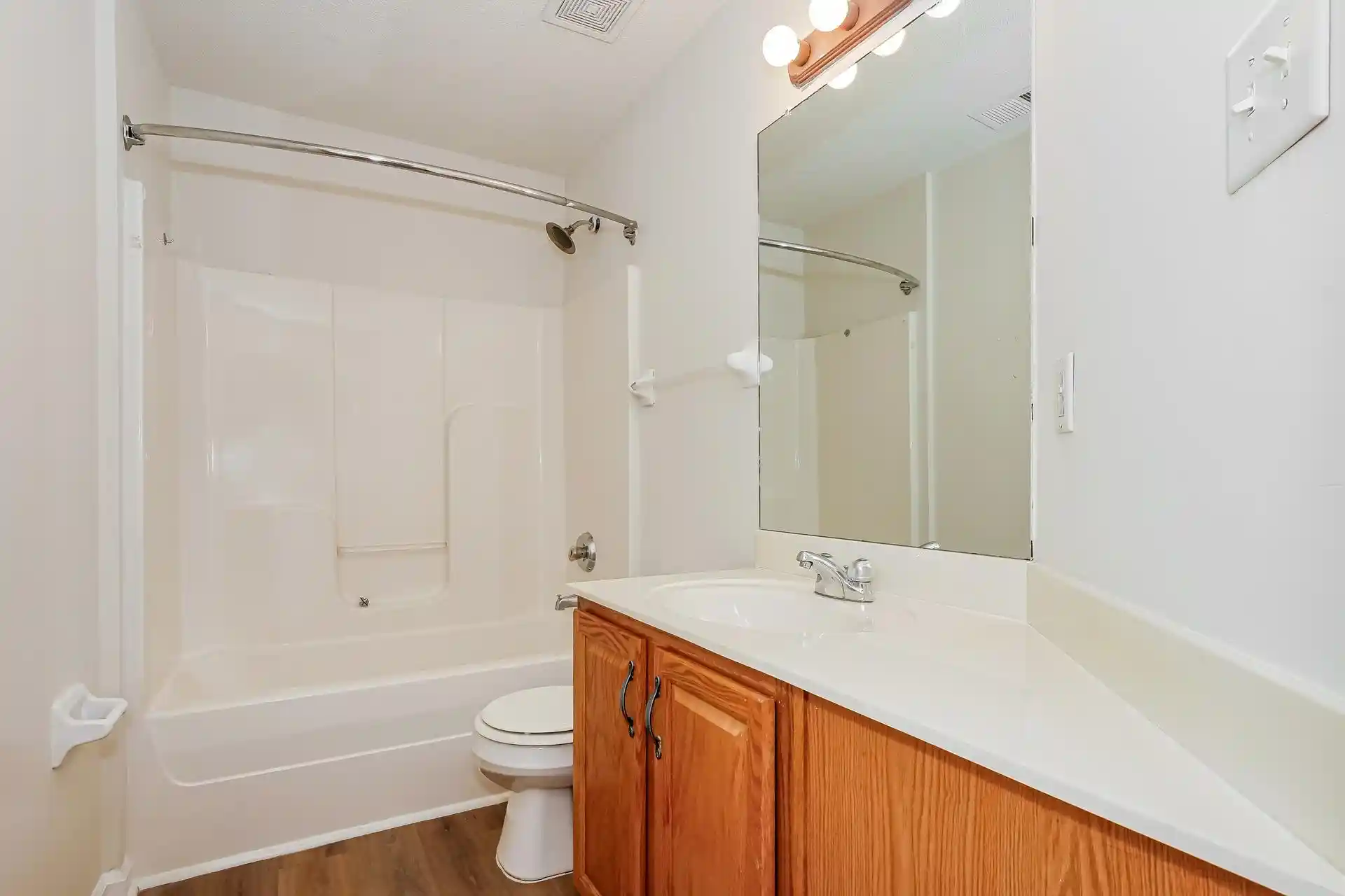 Photo 3 of Sale Pending at 5634 Tulip Grv Dr, Memphis, TN 38135 | MLS# 10226263 | Listing updated on 2026-09-10