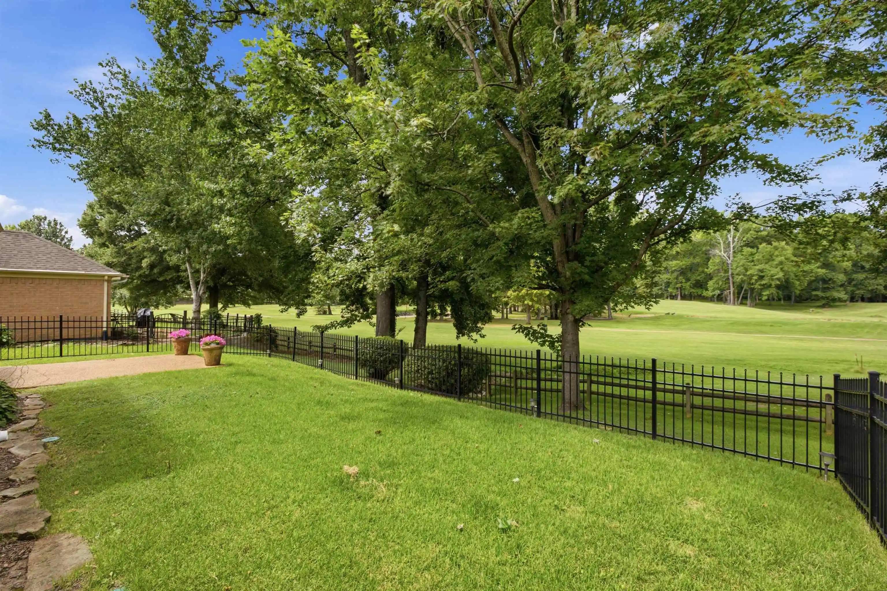 Photo 2 of Sale Pending at 4075 Fairway View Cir, Bartlett, TN 38135 | MLS# 10226330 | Listing updated on 2026-09-15