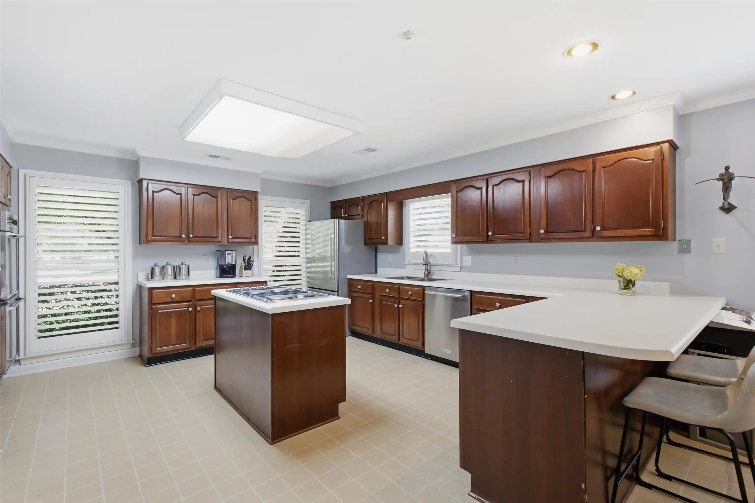 Photo 3 of Sale Pending at 6721 River Oaks View Dr, Memphis, TN 38120 | MLS# 10226440 | Listing updated on 2026-08-25