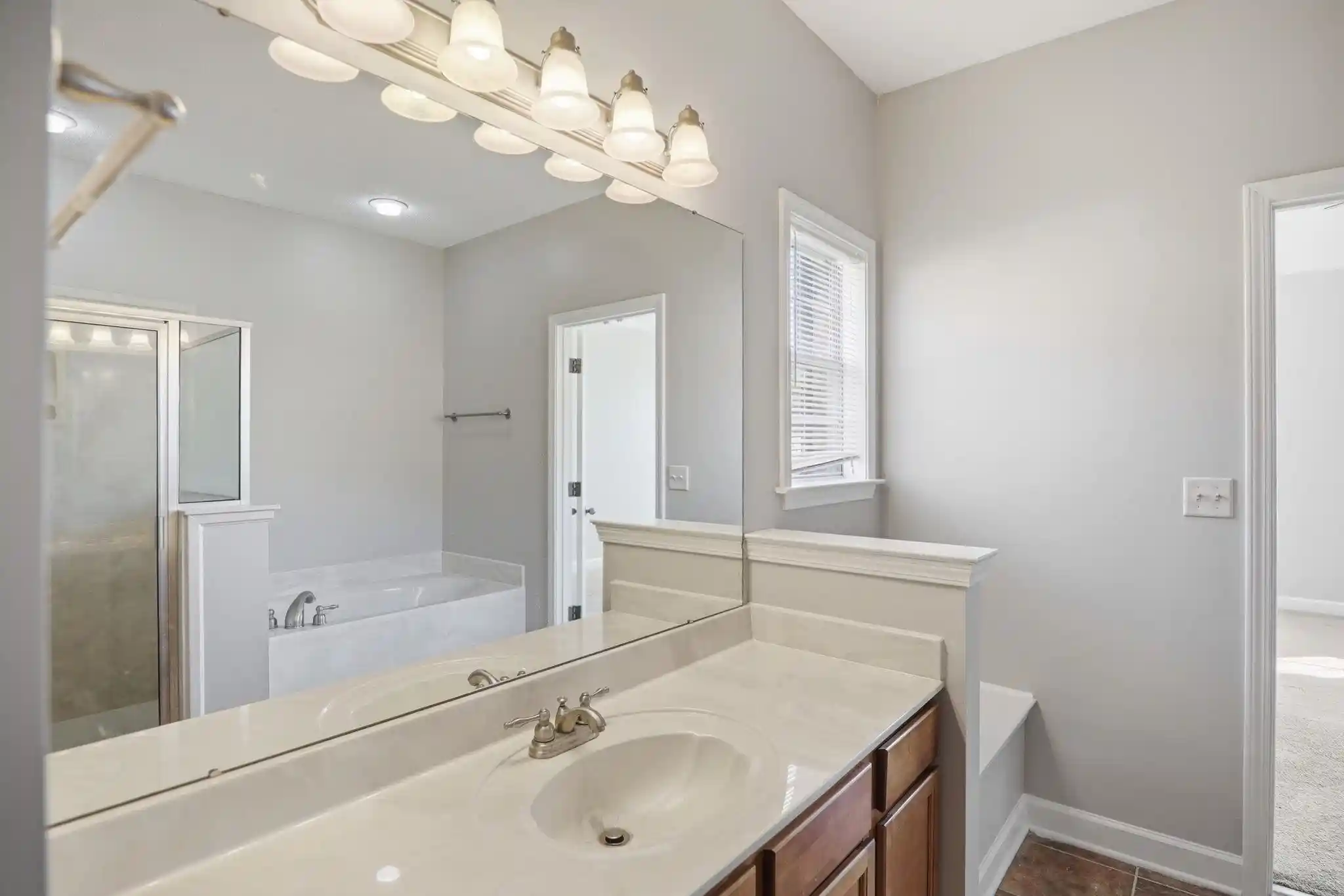 Photo 3 of Single family home for sale at 1665 Southall Cv, Cordova, TN 38016 | MLS# 10226529 | Listing updated on 2026-09-24