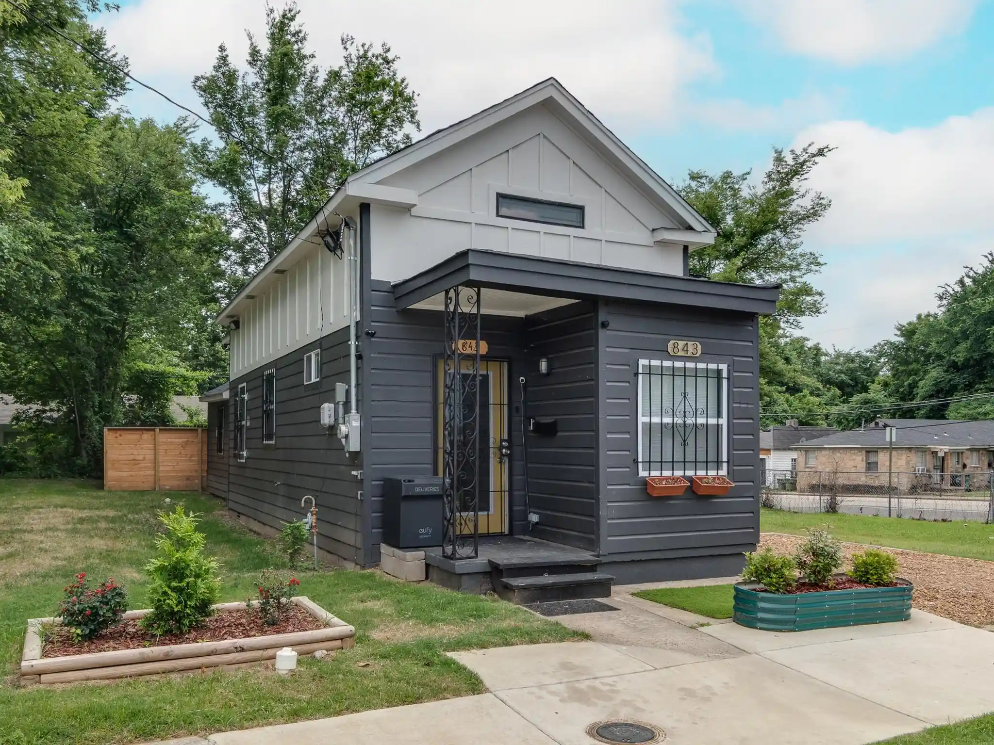 Photo 1 of Single family home for sale at 843 Lane Ave, Memphis, TN 38105 | MLS# 10226593 | Listing updated on 2026-09-01