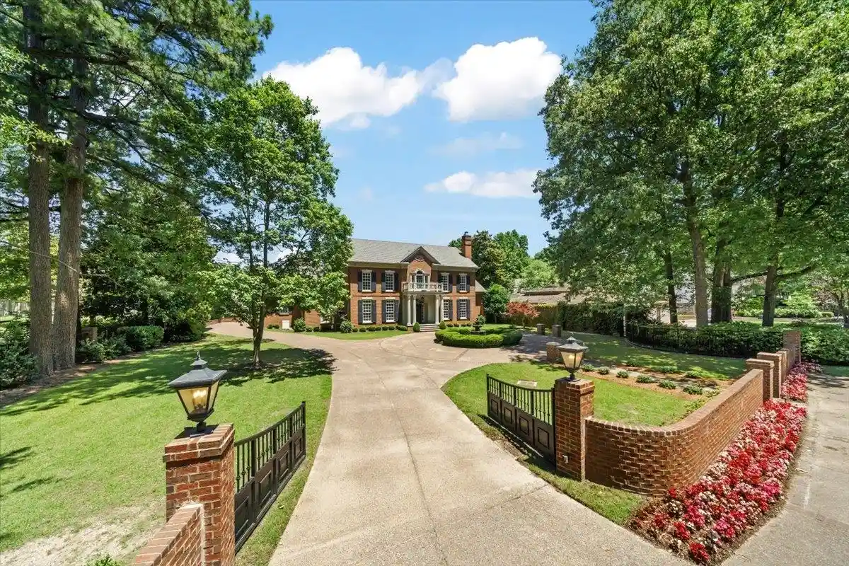 Photo 1 of Mansion for sale at 4348 Gwynne Rd, Memphis, TN 38117 | MLS# 10226650 | Listing updated on 2026-09-19