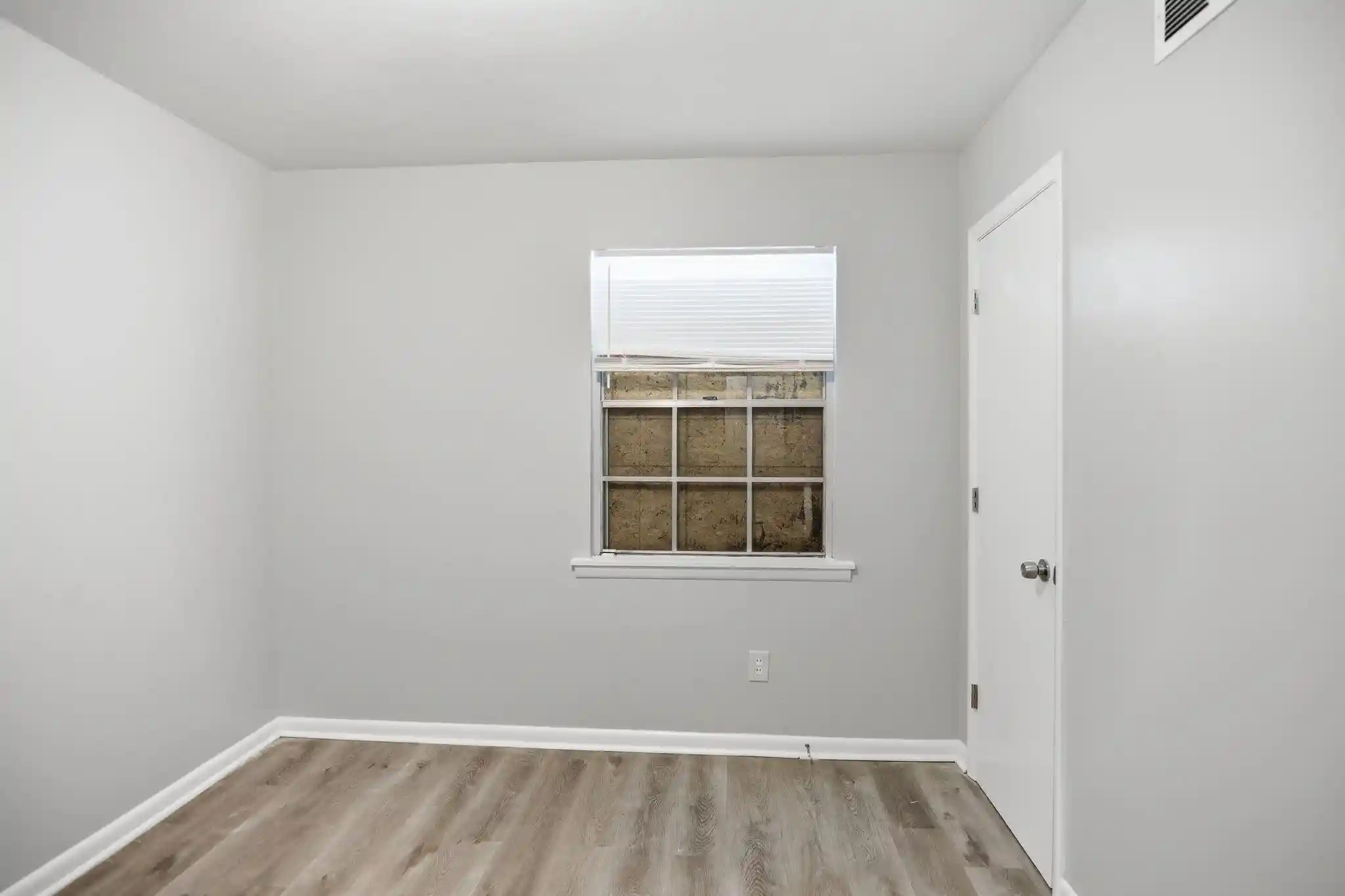 Photo 4 of Single family home for sale at 856 White Clover Ln, Memphis, TN 38109 | MLS# 10226720 | Listing updated on 2026-08-28