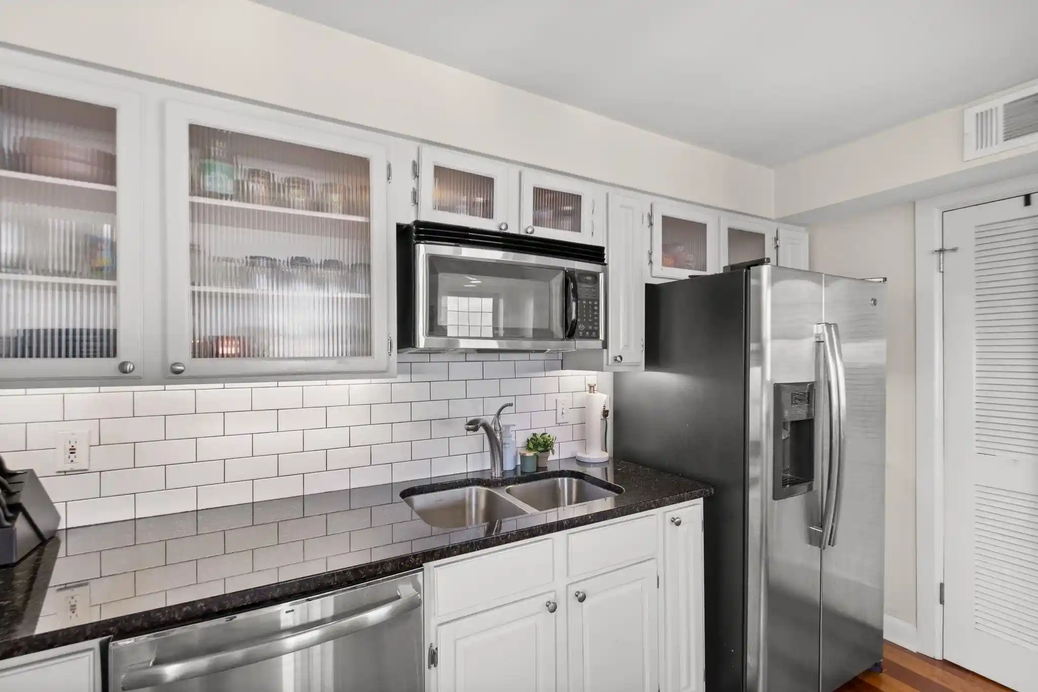 Listing Photo 4 - Condo for sale in Claridge House Condominiums located at 109 N Main St, Memphis, TN 38103 - Unit #1602