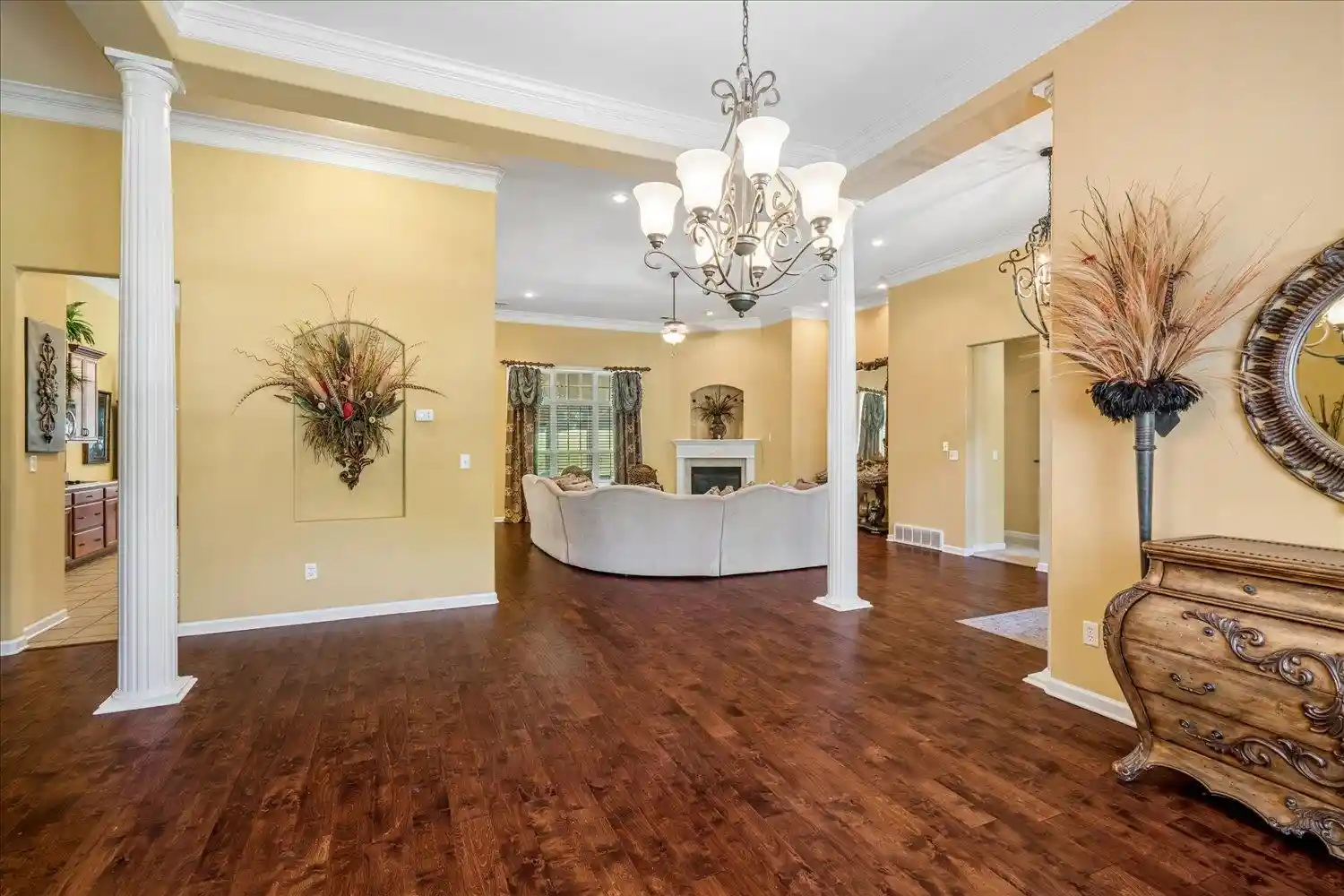 Photo 3 of Sale Pending at 5168 Royston Ln, Memphis, TN 38125 | MLS# 10227627 | Listing updated on 2026-08-25