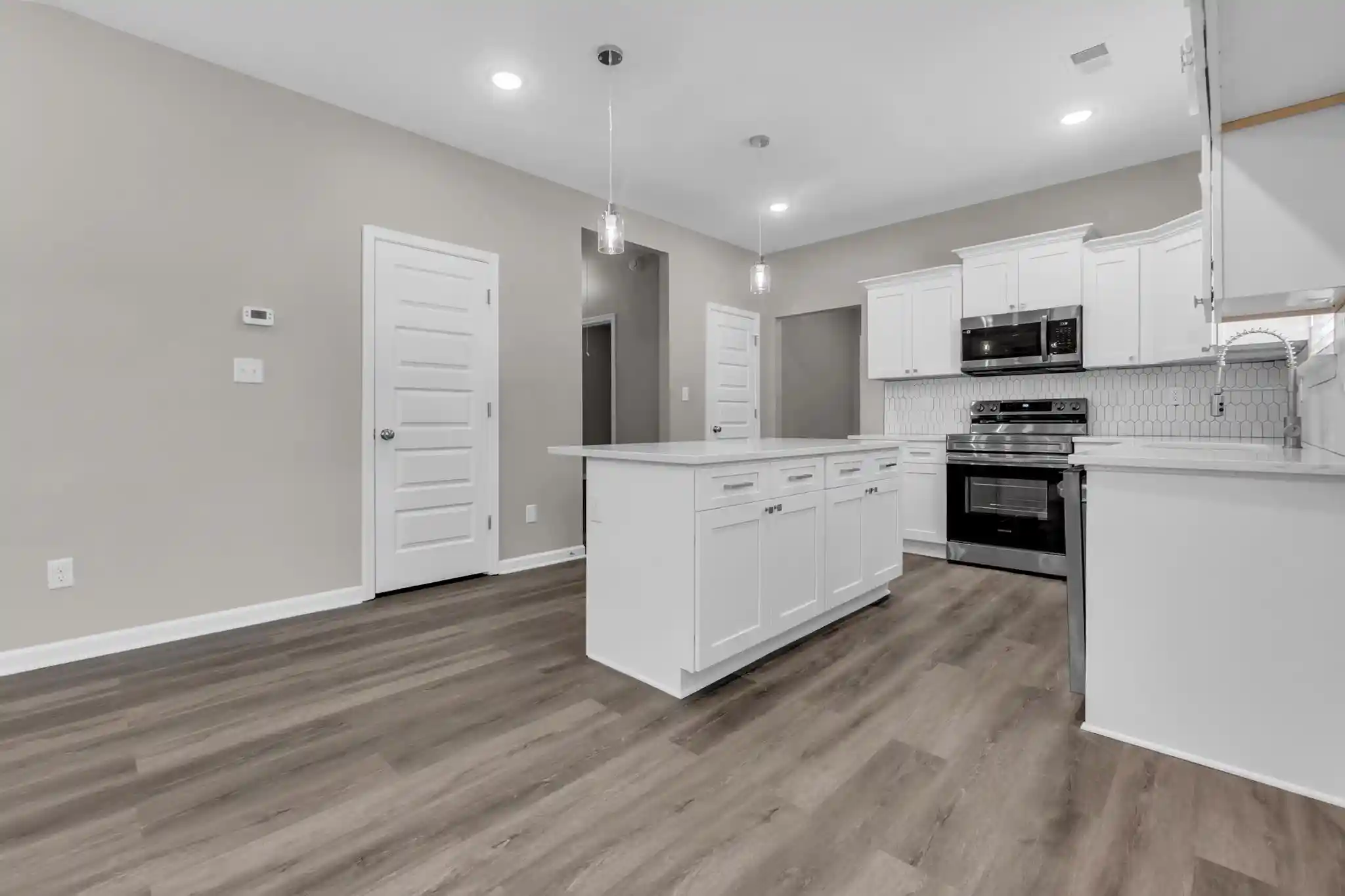Photo 3 of Single family home for sale at 915 Faxon Ave, Memphis, TN 38105 | MLS# 10227788 | Listing updated on 2026-09-17
