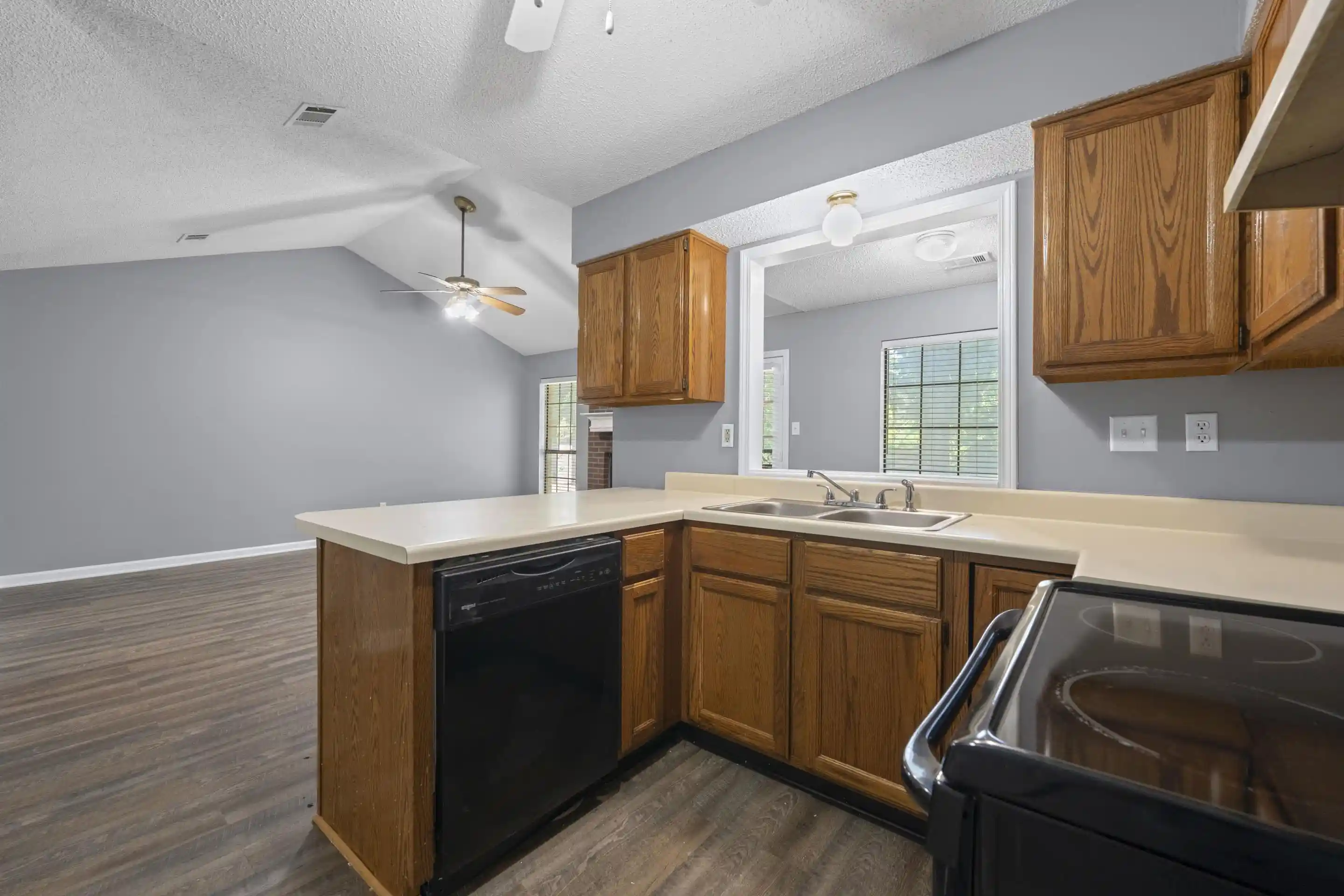 Photo 2 of Sale Pending at 2252 Mangum Rd, Memphis, TN 38134 | MLS# 10227889 | Listing updated on 2026-09-11