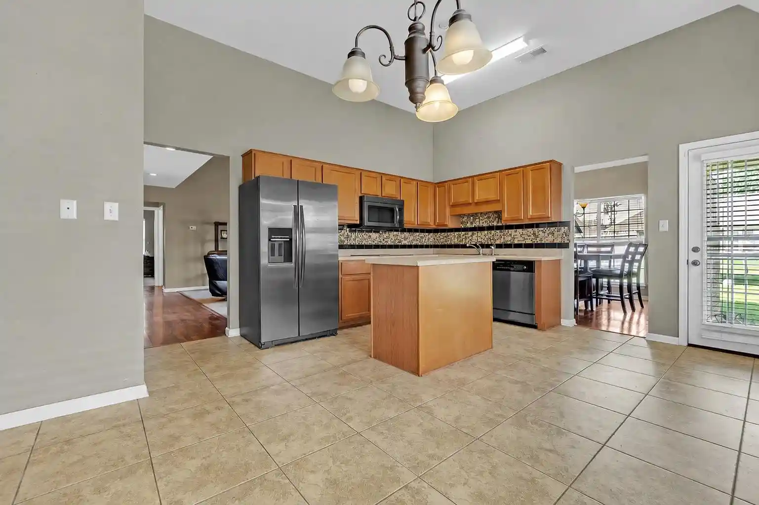 Photo 4 of Sale Pending at 1525 Carlton Ridge Dr, Cordova, TN 38016 | MLS# 10228002 | Listing updated on 2026-09-29